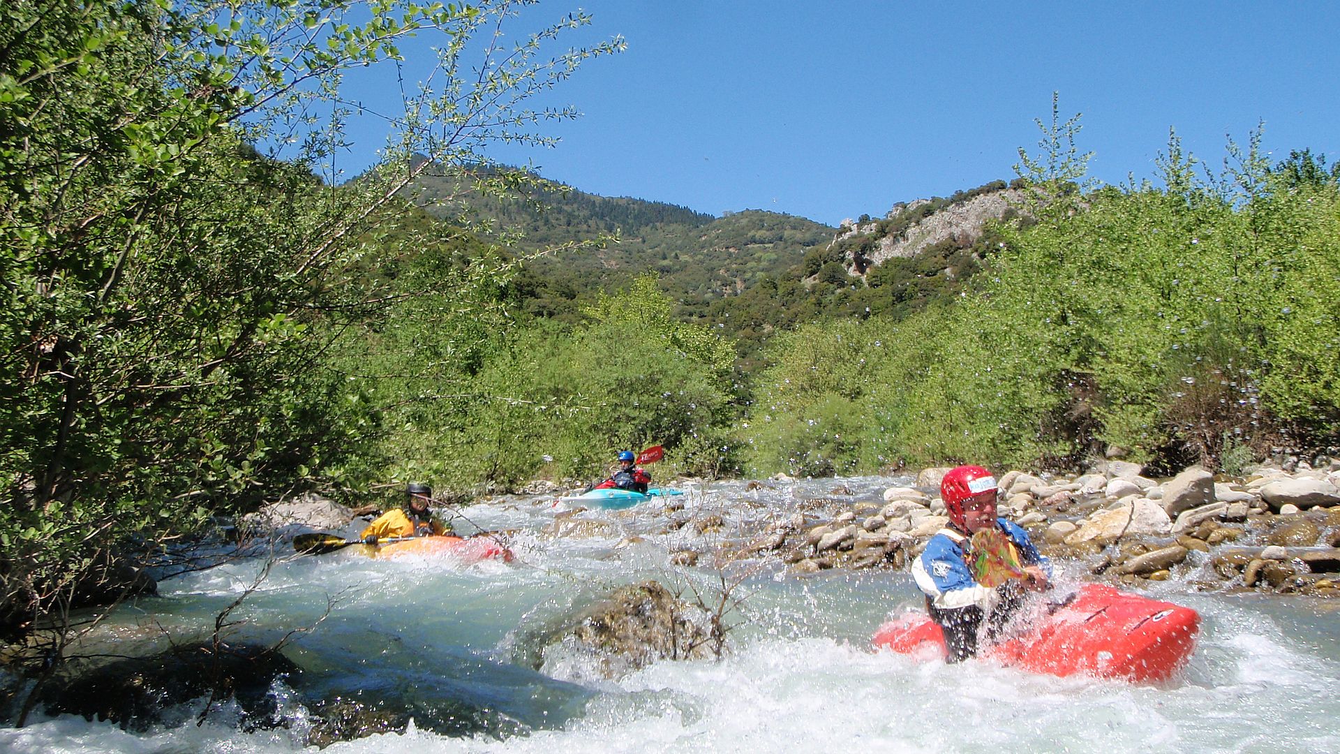 Kajak, Fluss Mornos, Abschnitt Mousounitsa - Stausee (Standardstrecke) wenig Wasser viel Gestrüpp 🛶 Peter F., Franz H., Werner R.