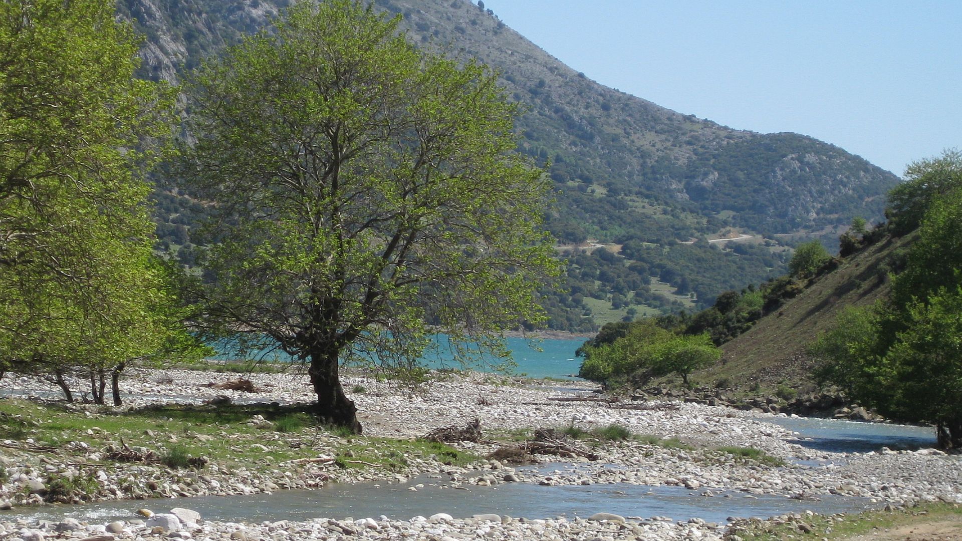 Kajak, Fluss Mornos, Abschnitt Mousounitsa - Stausee (Standardstrecke) nach der Ausstiegsbrücke 