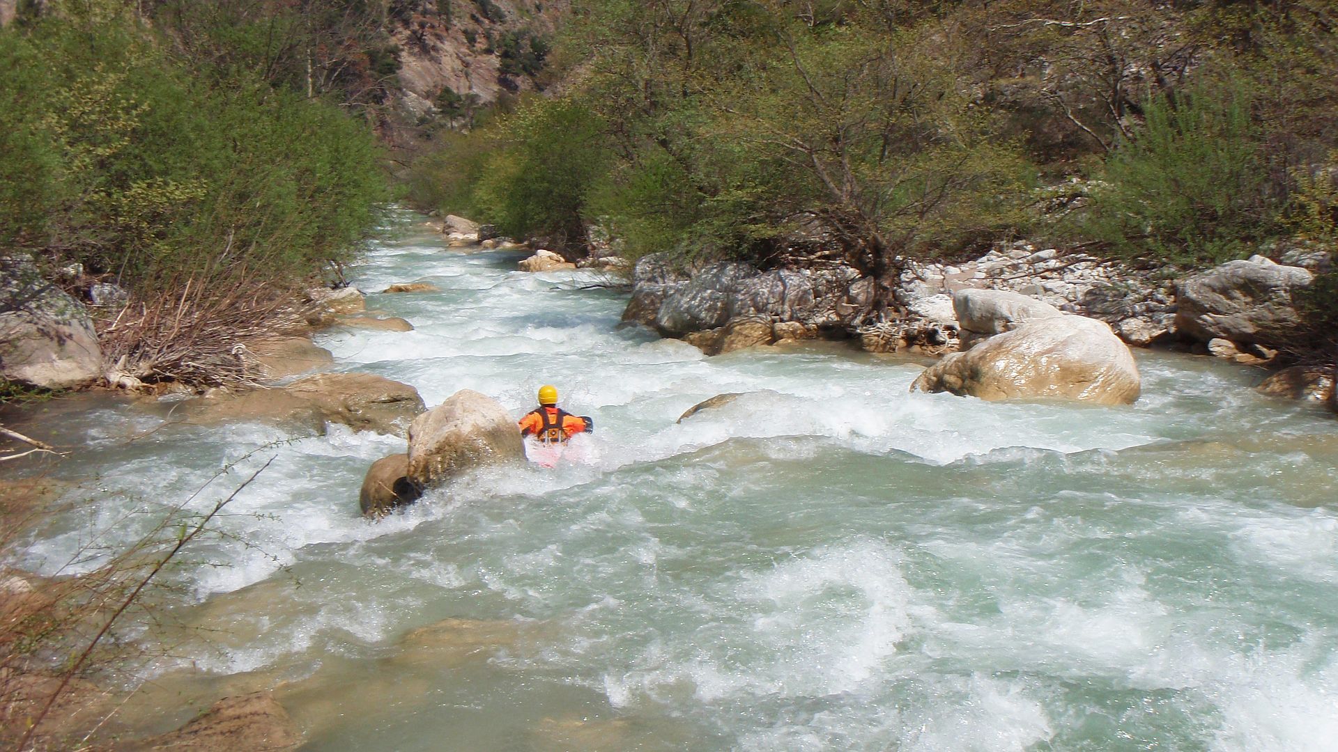Kajak, Fluss Selinountas, Abschnitt Petsakoi - 4m Wehr (Obere Schlucht) flotte Schwallstrecke 🛶 Thomas D.