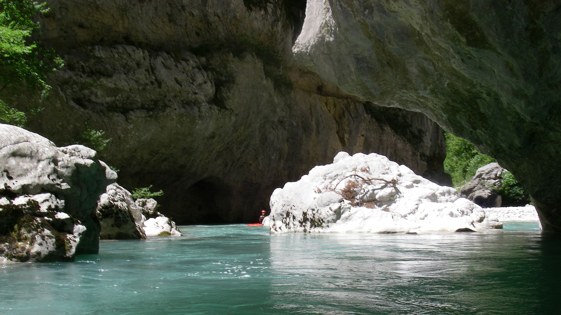 Kajak, Fluss Verdon, Abschnitt Carajuan - Stausee (Grand Canyon du Verdon) in der Halbhöhle Styx 🛶 Christoph M.