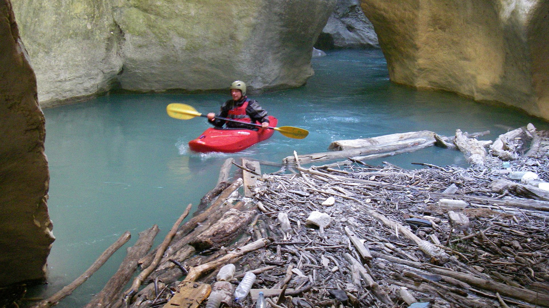 Kajak, Fluss Verdon, Abschnitt Carajuan - Stausee (Grand Canyon du Verdon) Treibholzteppich im Imbut 🛶 Günther R.