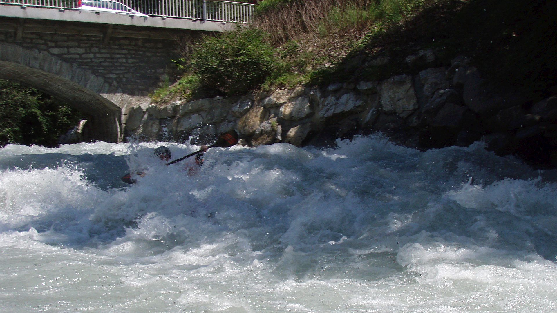 🛶 Max M. (© Barbara R. 17.7.06) Kajak, Fluss Doron de Bozel, Abschnitt Brides les Bains - Salin les Thermes rasanter Start 🛶 Max M.