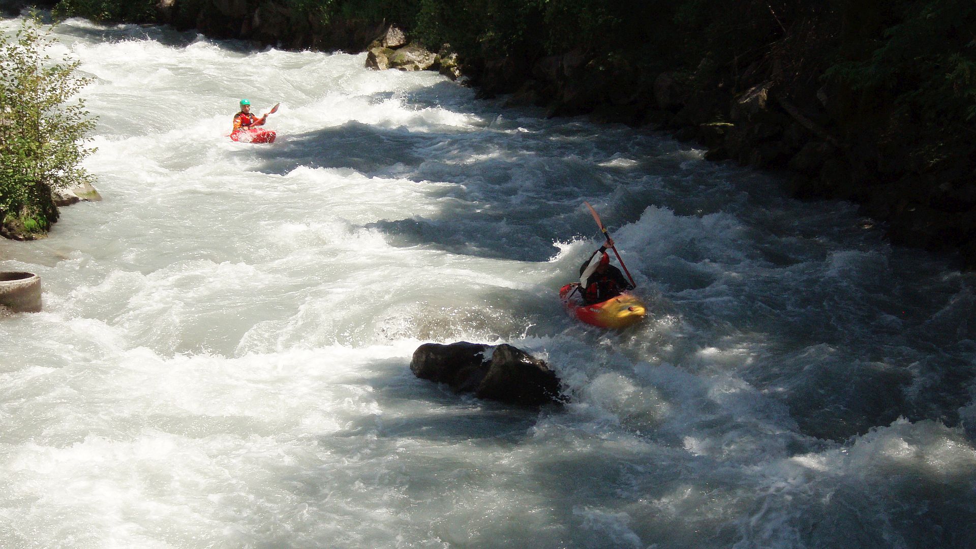 🛶 Peter F., Patrick M. (© Barbara R. 17.7.06) Kajak, Fluss Doron de Bozel, Abschnitt Brides les Bains - Salin les Thermes wuchtig und walzig 🛶 Peter F., Patrick M.