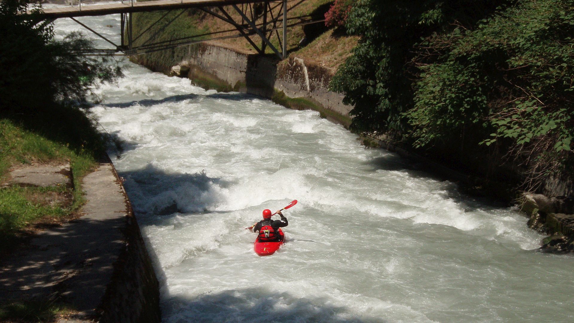 🛶 Peter F. (© Barbara R. 17.7.06) Kajak, Fluss Doron de Bozel, Abschnitt Brides les Bains - Salin les Thermes mit Highspeed durch die Walzen 🛶 Peter F.