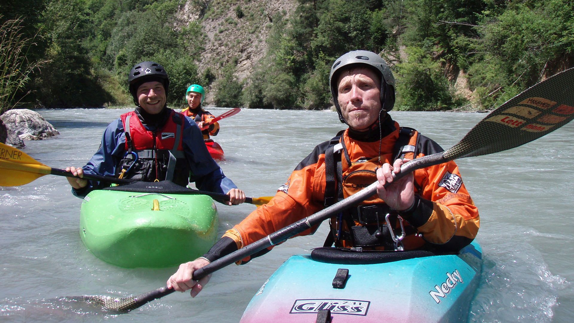 🛶 Max M., Walter P., Patrick M. (© Peter F. 17.7.06) Kajak, Fluss Doron de Bozel, Abschnitt Brides les Bains - Salin les Thermes gegen Ende des Abschnitts 🛶 Max M., Walter P., Patrick M.