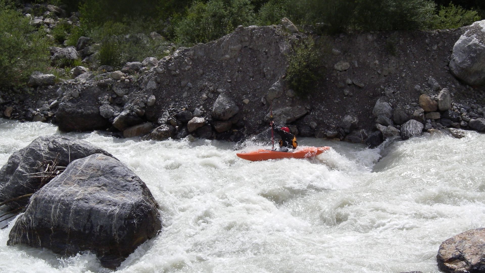 Kajak, Fluss Gyr, Abschnitt St. Antoine - Vallouise rechte Spur im Katarakt 🛶 Peter F.