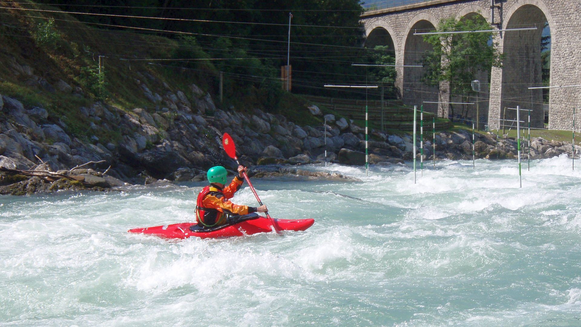 Kajak, Fluss Isère, Abschnitt Bourg-St. Maurice - Base de Loisirs im Stangenwald 🛶 Patrick M.