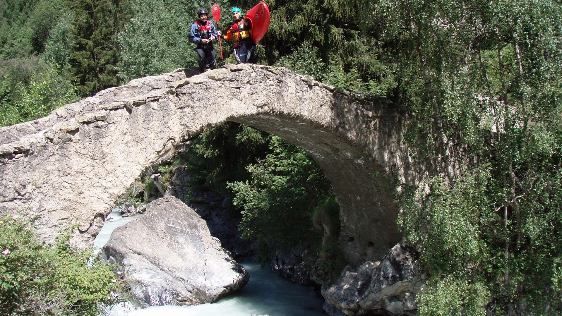 Kajak, Fluss Vénéon, Abschnitt La Berarde - Champhorent Römerbrücke am Ausstieg 🛶 Walter P., Patrick M.