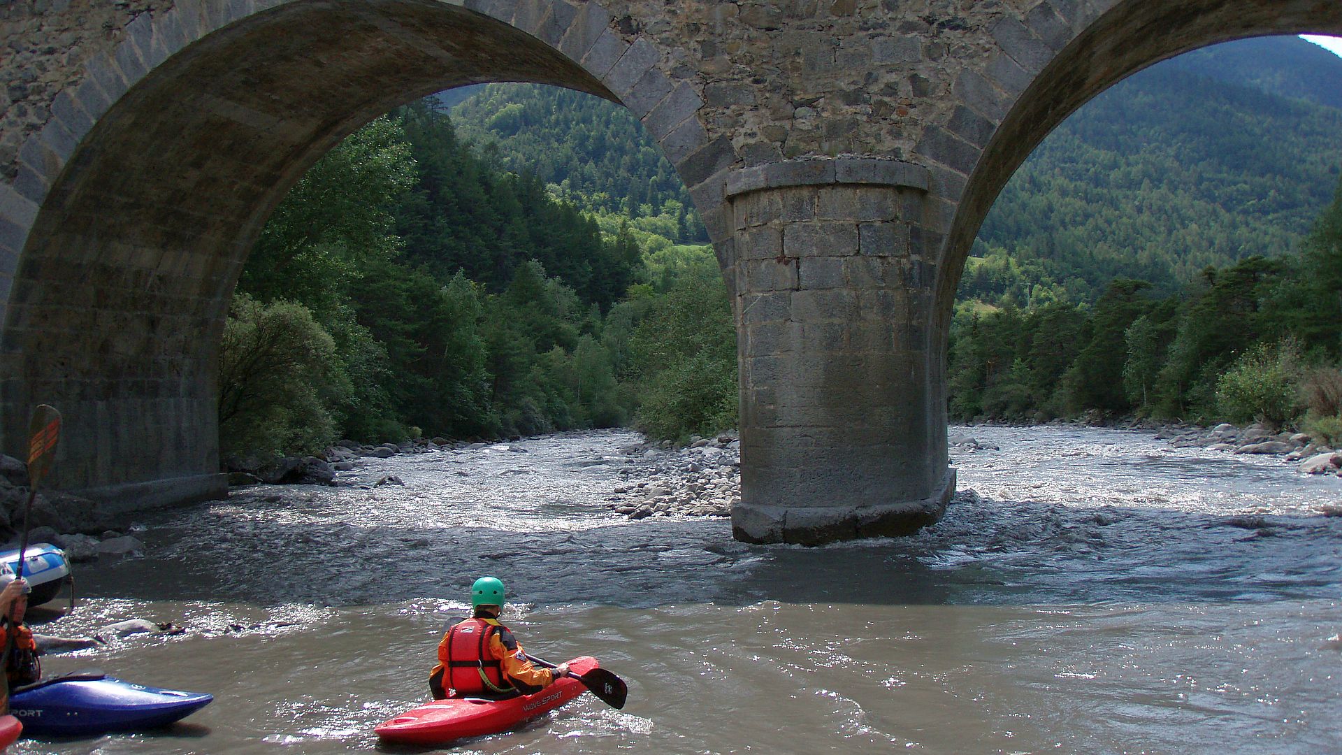 Kajak, Fluss Ubaye, Abschnitt Le Thuiles - Le Martinet Steinbrücke beim Ausstieg 🛶 Patrick M.