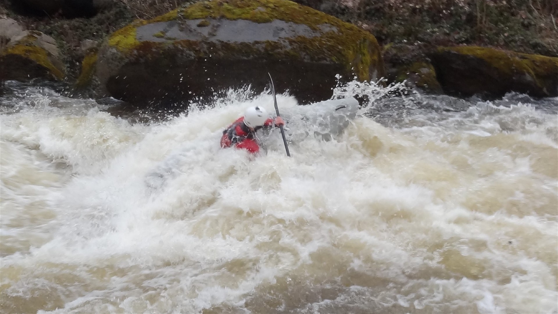 Kajak, Fluss Moldau (Vltava), Abschnitt Slalomstrecke (Teufelsschlucht) Chemiekurve 