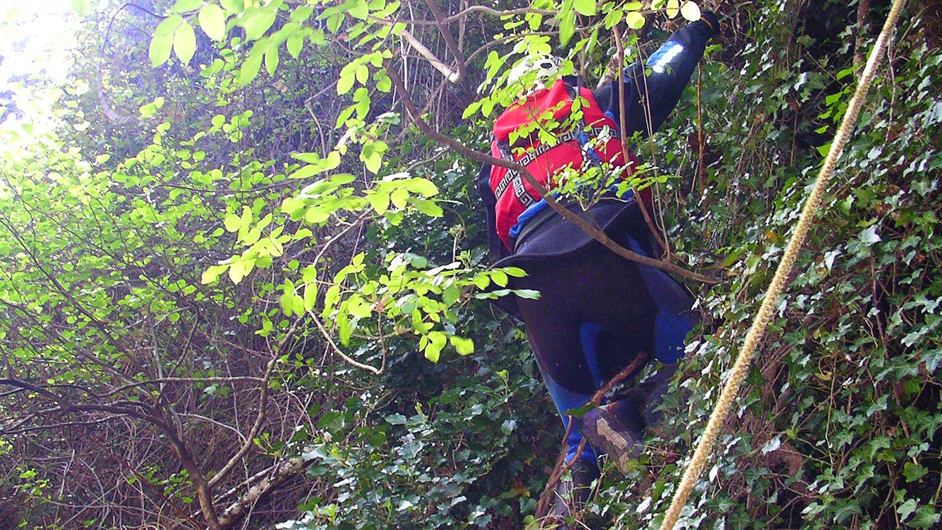 Kajak, Fluss Fium Orbo, Abschnitt Cavo - Erzmine (Oberer Fium Orbo) steiles Abseilen nach dem Umtrager 🛶 Sepp G.