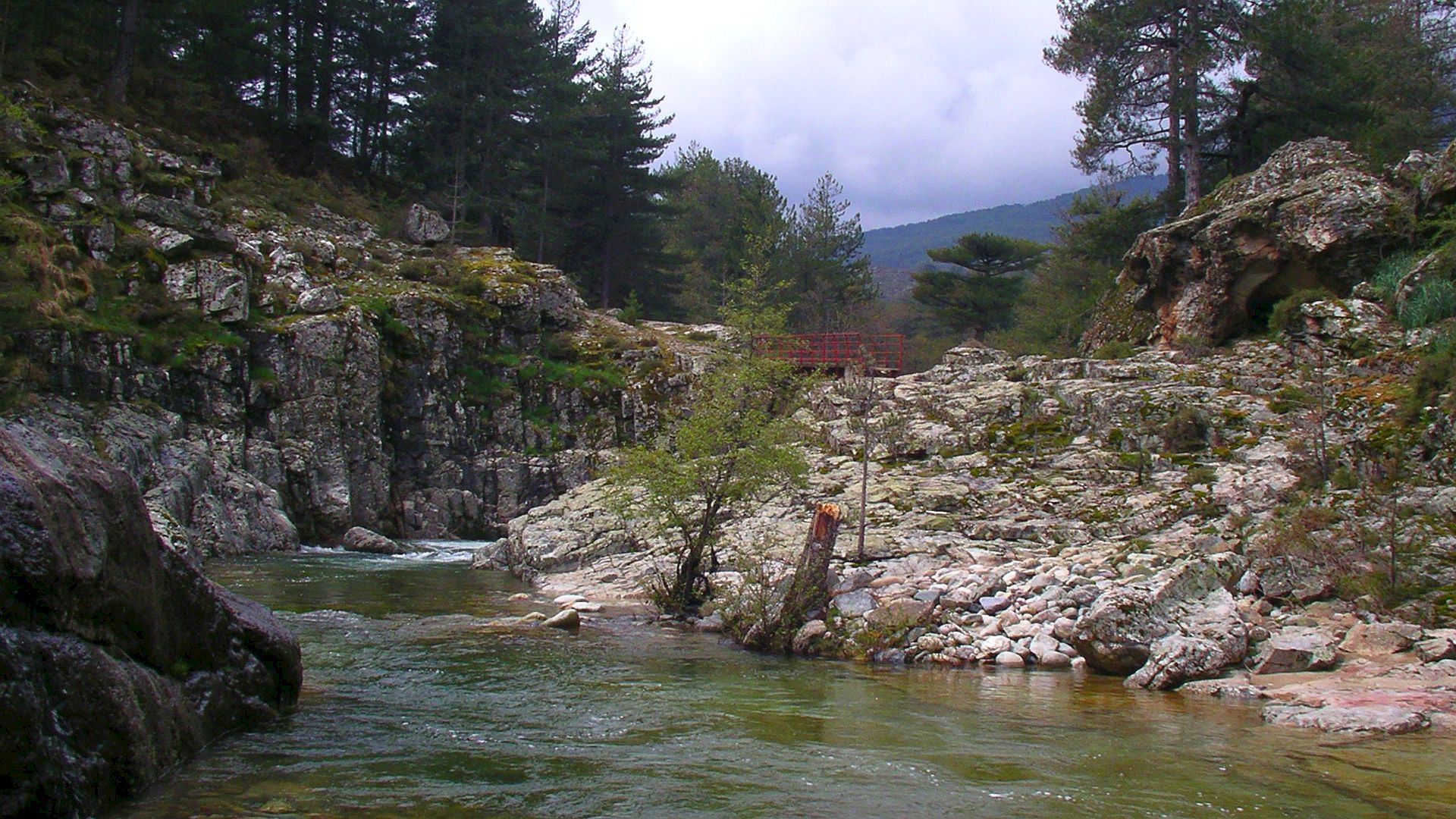Kajak, Fluss Golo, Abschnitt Forsthaus - Calasima Mündung (Oberster Golo) vor der roten Fußgängerbrücke 