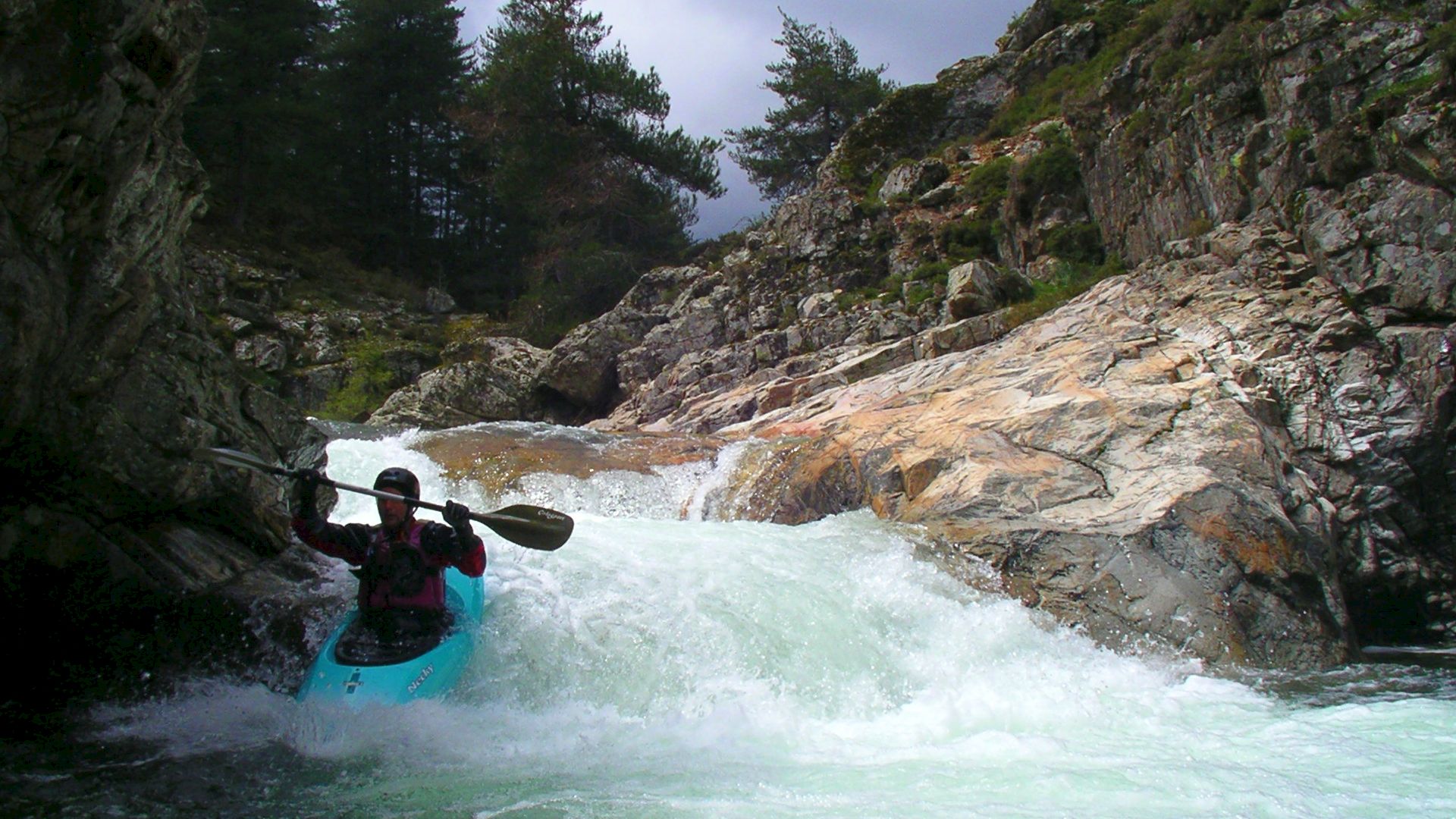 Kajak, Fluss Golo, Abschnitt Forsthaus - Calasima Mündung (Oberster Golo) etwas rückläufige Doppelstufe 🛶 Werner R.