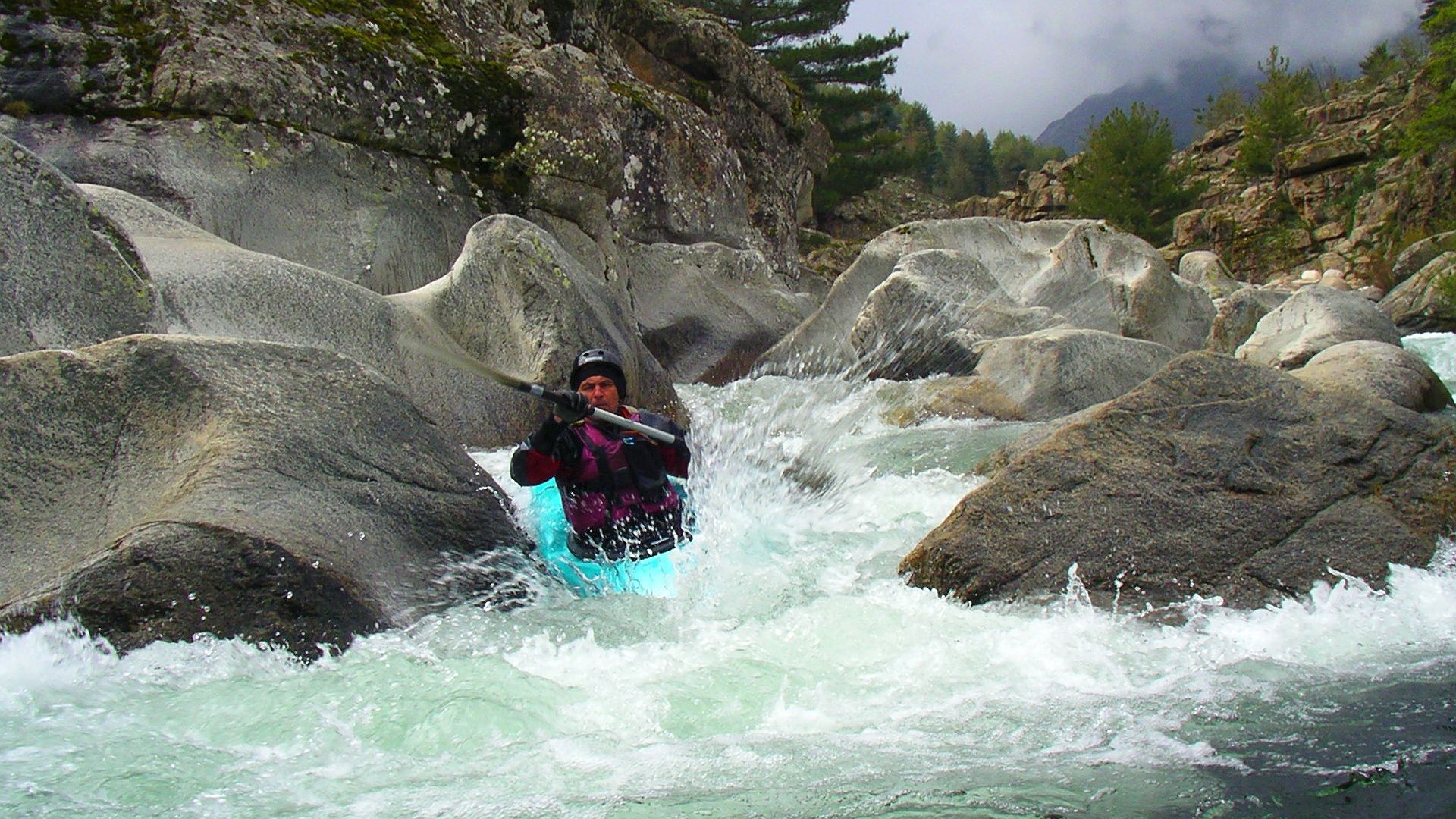 Kajak, Fluss Golo, Abschnitt Forsthaus - Calasima Mündung (Oberster Golo) herrlich ausgewaschene Felsen 🛶 Werner R.