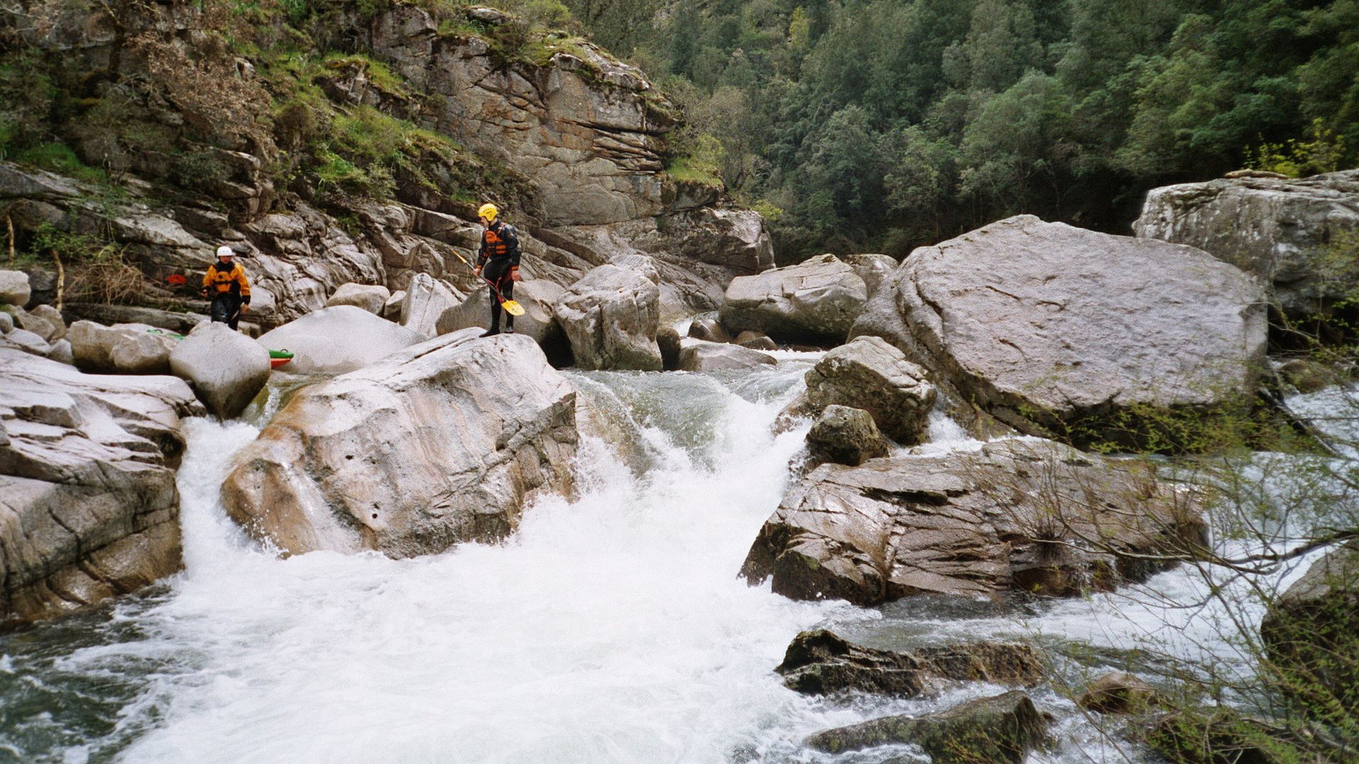 Kajak, Fluss Liamone, Abschnitt Murzo - Ponte de Truggia (Mittlere Liamone) Schrägabfall mit unsauberem Unterwasser 🛶 Didi A., Horst K.