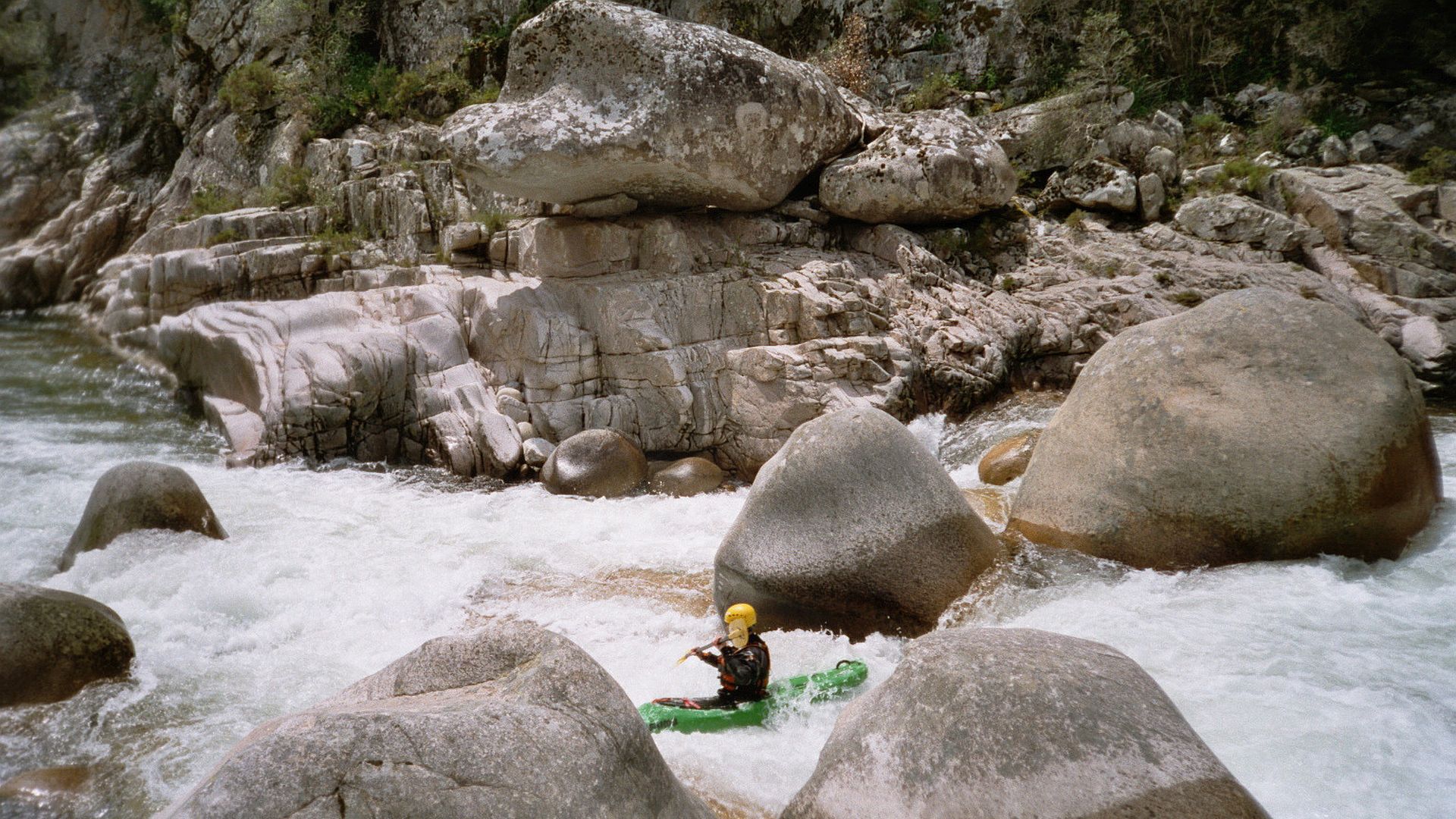 Kajak, Fluss Liamone, Abschnitt Murzo - Ponte de Truggia (Mittlere Liamone) die Blöcke werden größer 🛶 Horst K.
