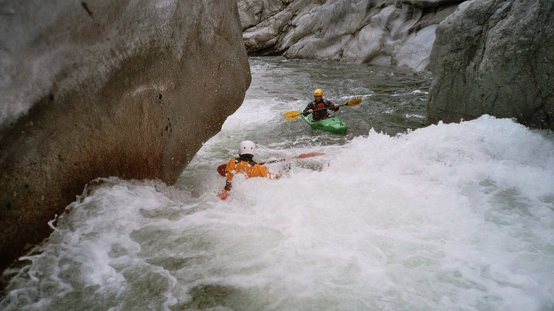Kajak, Fluss Liamone, Abschnitt Guagno les Bains - Murzo (Obere Liamone) mit eingezogenem Kopf runter! 🛶 Horst K., Didi A.