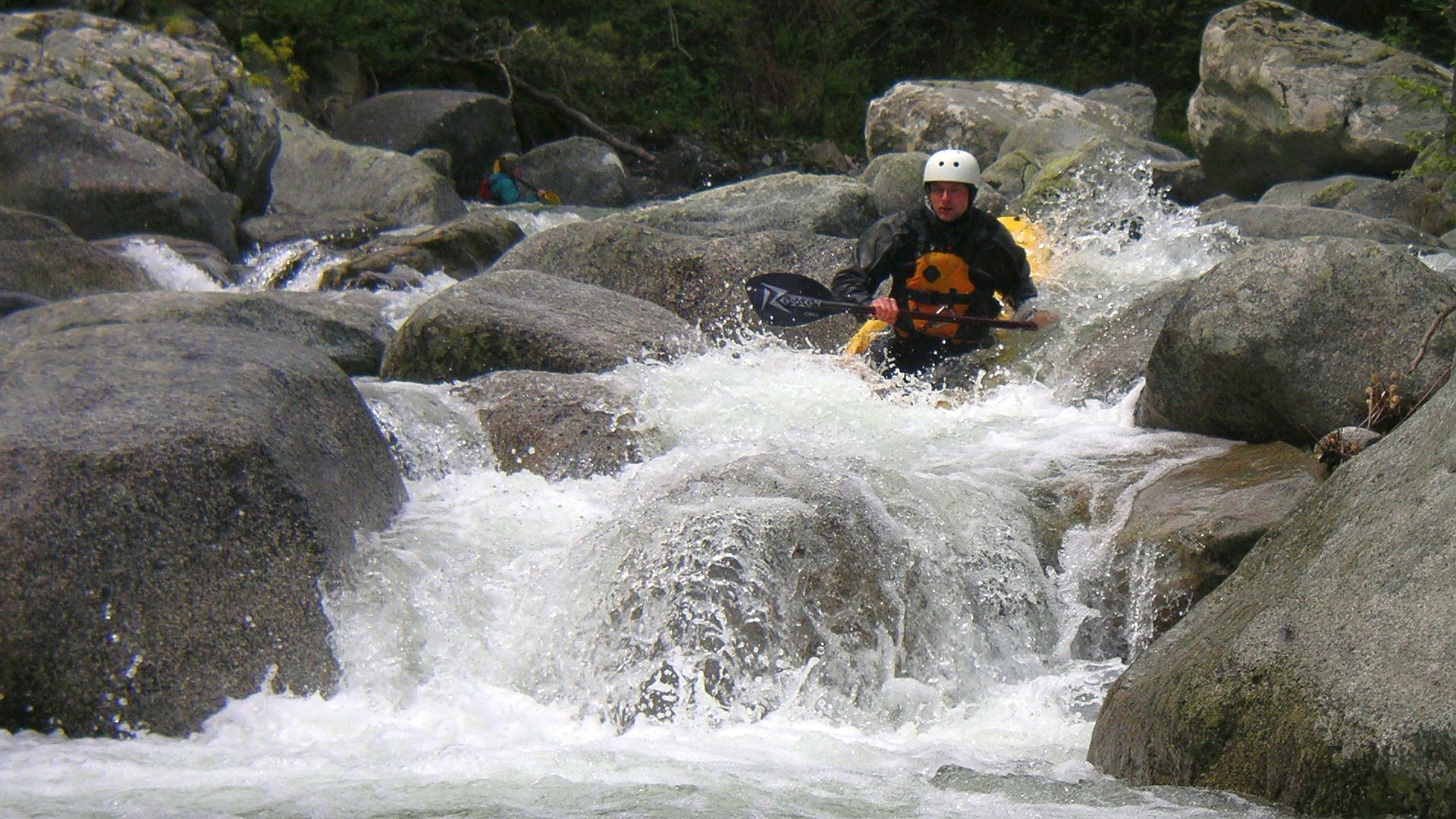 🛶 Didi A. (© Peter F. 23.4.06) Kajak, Fluss Travo, Abschnitt Chisa - Pont de Ghjineparu (Oberer Travo) schon bald verblockte Gefällestrecken 🛶 Didi A.