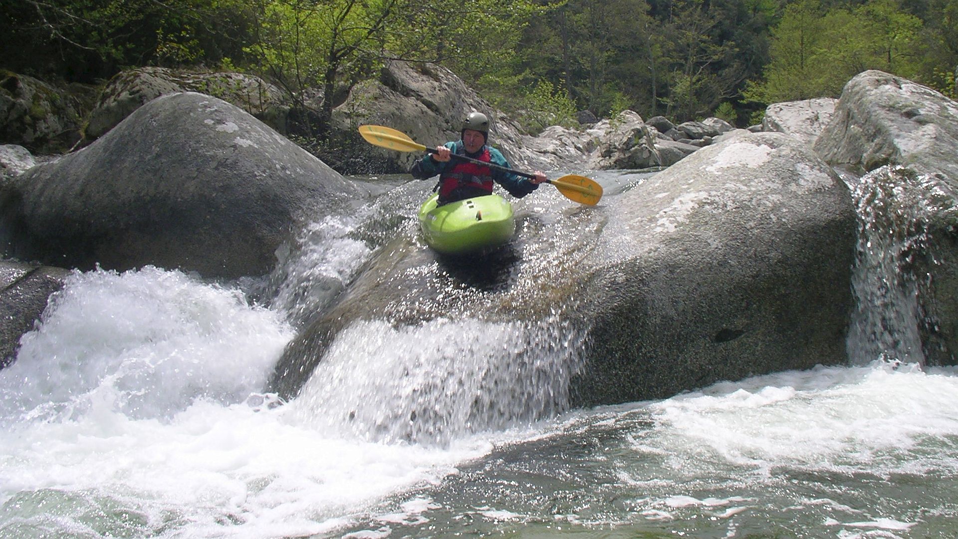 🛶 Günther R. (© Peter F. 23.4.06) Kajak, Fluss Travo, Abschnitt Chisa - Pont de Ghjineparu (Oberer Travo) Stufen und Rutschen 🛶 Günther R.
