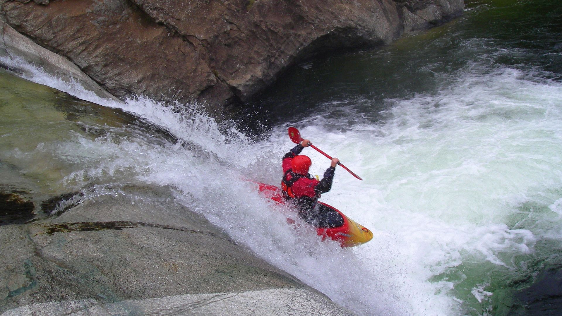 🛶 Peter F. (© Werner R. 23.4.06) Kajak, Fluss Travo, Abschnitt Chisa - Pont de Ghjineparu (Oberer Travo) Dom 1. Wasserfall 🛶 Peter F.