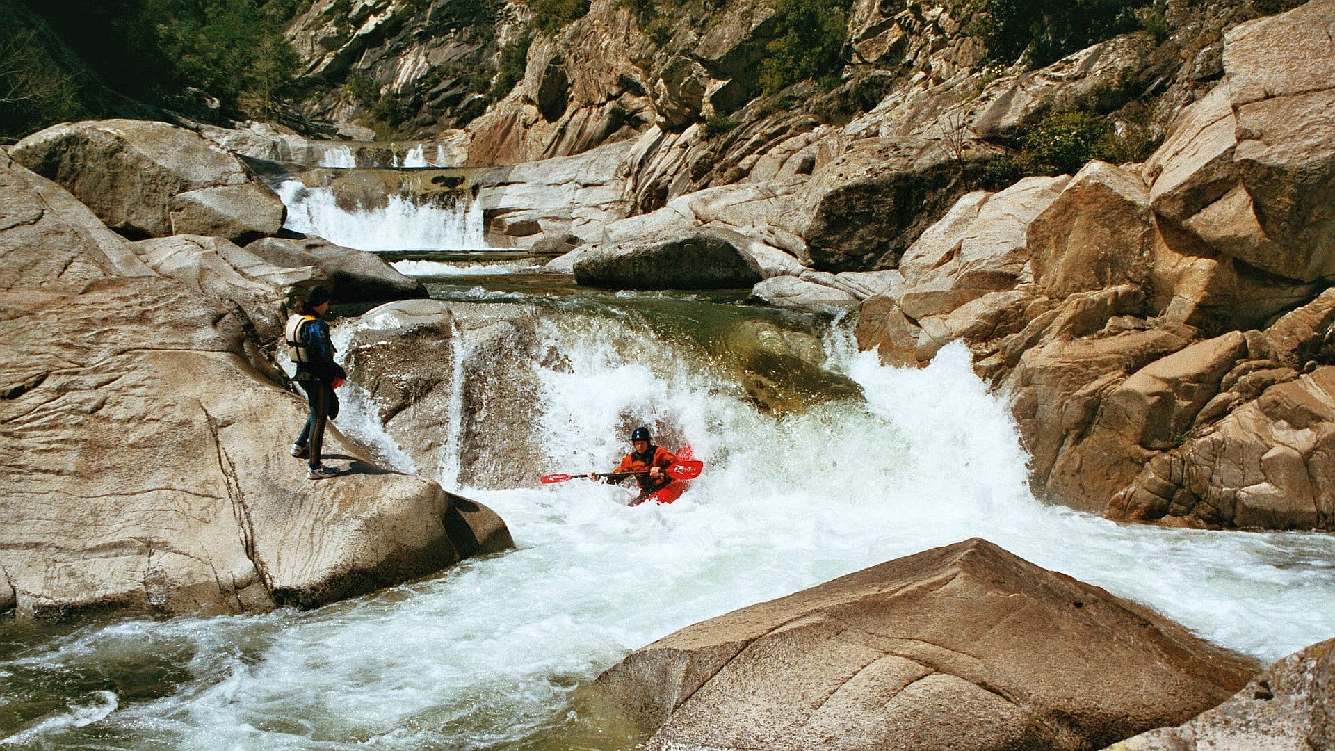 🛶 Gerhard M. (© Peter F. 1.5.03) Kajak, Fluss Travo, Abschnitt Chisa - Pont de Ghjineparu (Oberer Travo) Dom 3. Wasserfall 🛶 Gerhard M.
