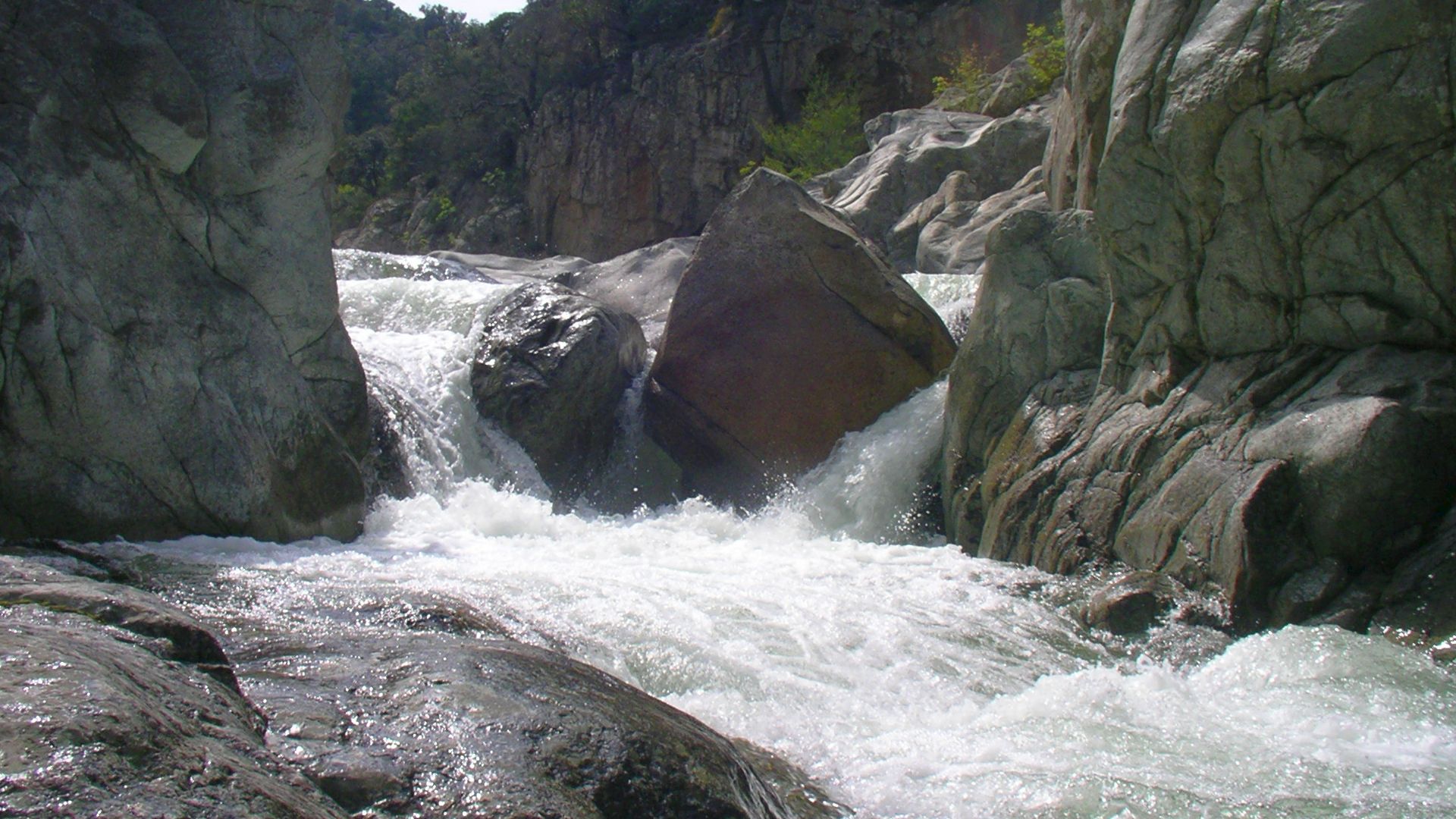 © Peter F. 23.4.06 Kajak, Fluss Travo, Abschnitt Chisa - Pont de Ghjineparu (Oberer Travo) Pröller Stufe