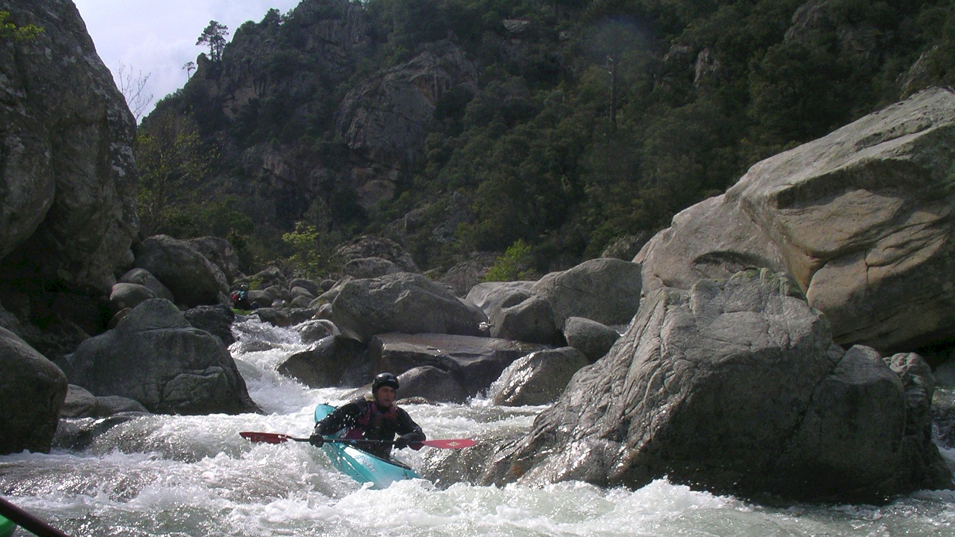 🛶 Werner R. (© Peter F. 23.4.06) Kajak, Fluss Travo, Abschnitt Chisa - Pont de Ghjineparu (Oberer Travo) weiter verblockt und starkes Gefälle 🛶 Werner R.