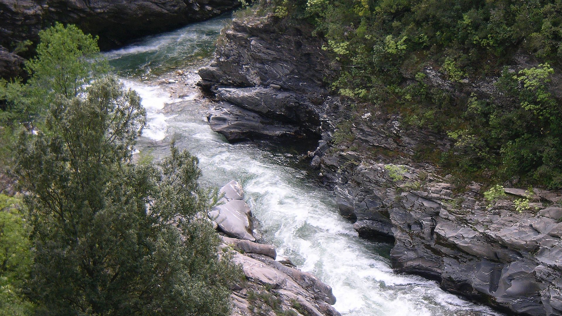 Kajak, Fluss Tavignano, Abschnitt Pont de Piedicorte - Fago (Schlucht) rasantere Passage mit Prallwand 