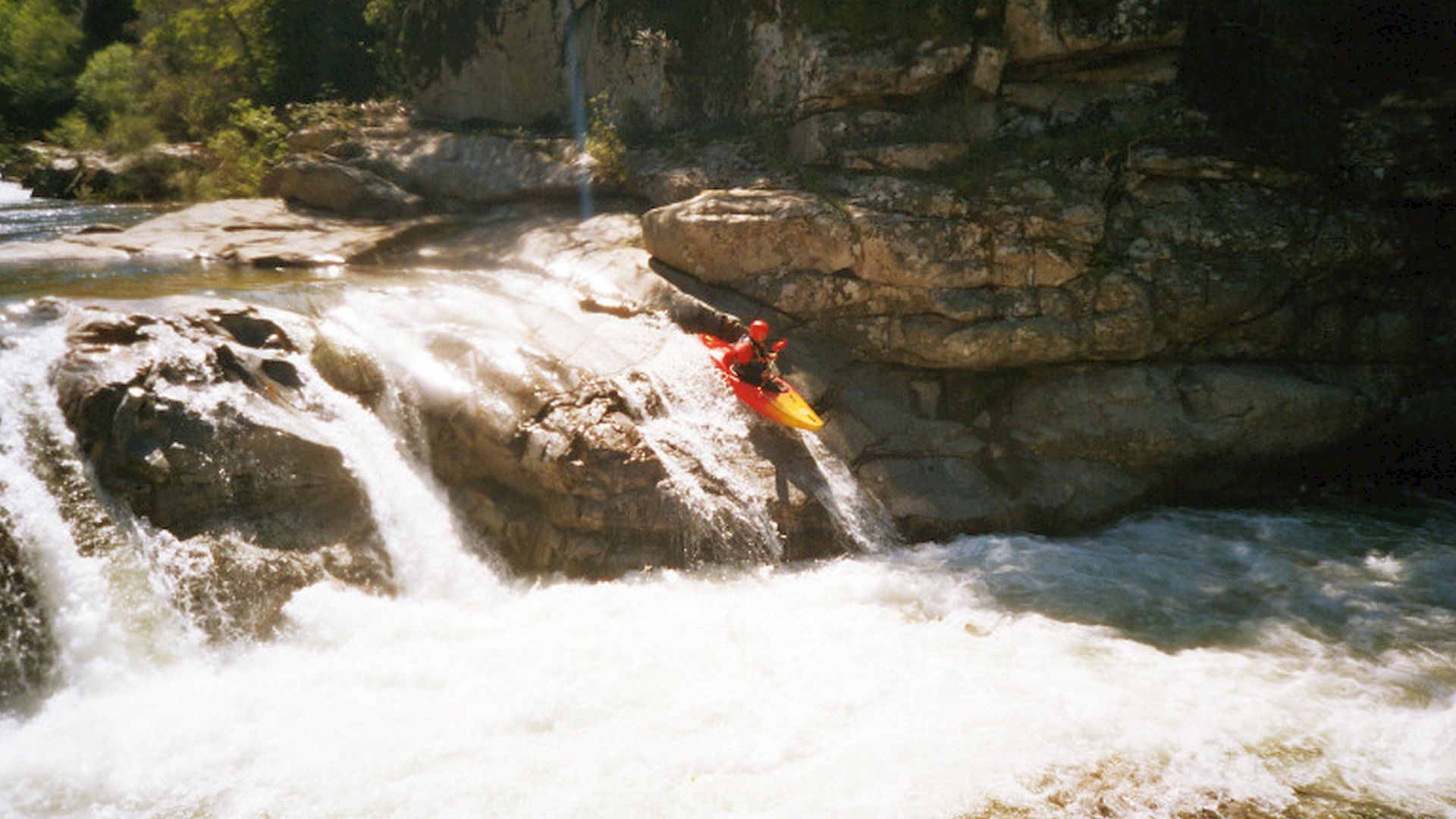 Kajak, Fluss Taravo, Abschnitt Olivese - Brücke N2196 (DKV 3. Etappe) der 4m Wasserfall l über die Felsplatte 🛶 Peter F.