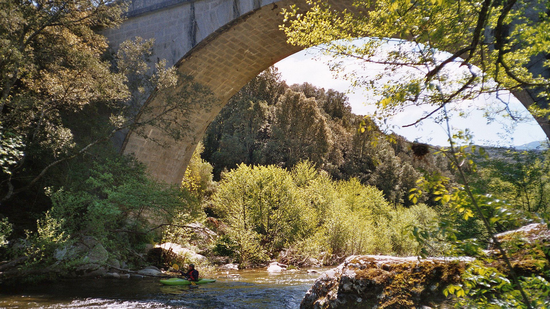 Kajak, Fluss Taravo, Abschnitt Brücke N2196 - Pont de Calzola (DKV 4. Etappe) unter Brücke der N2196 🛶 Günther R.
