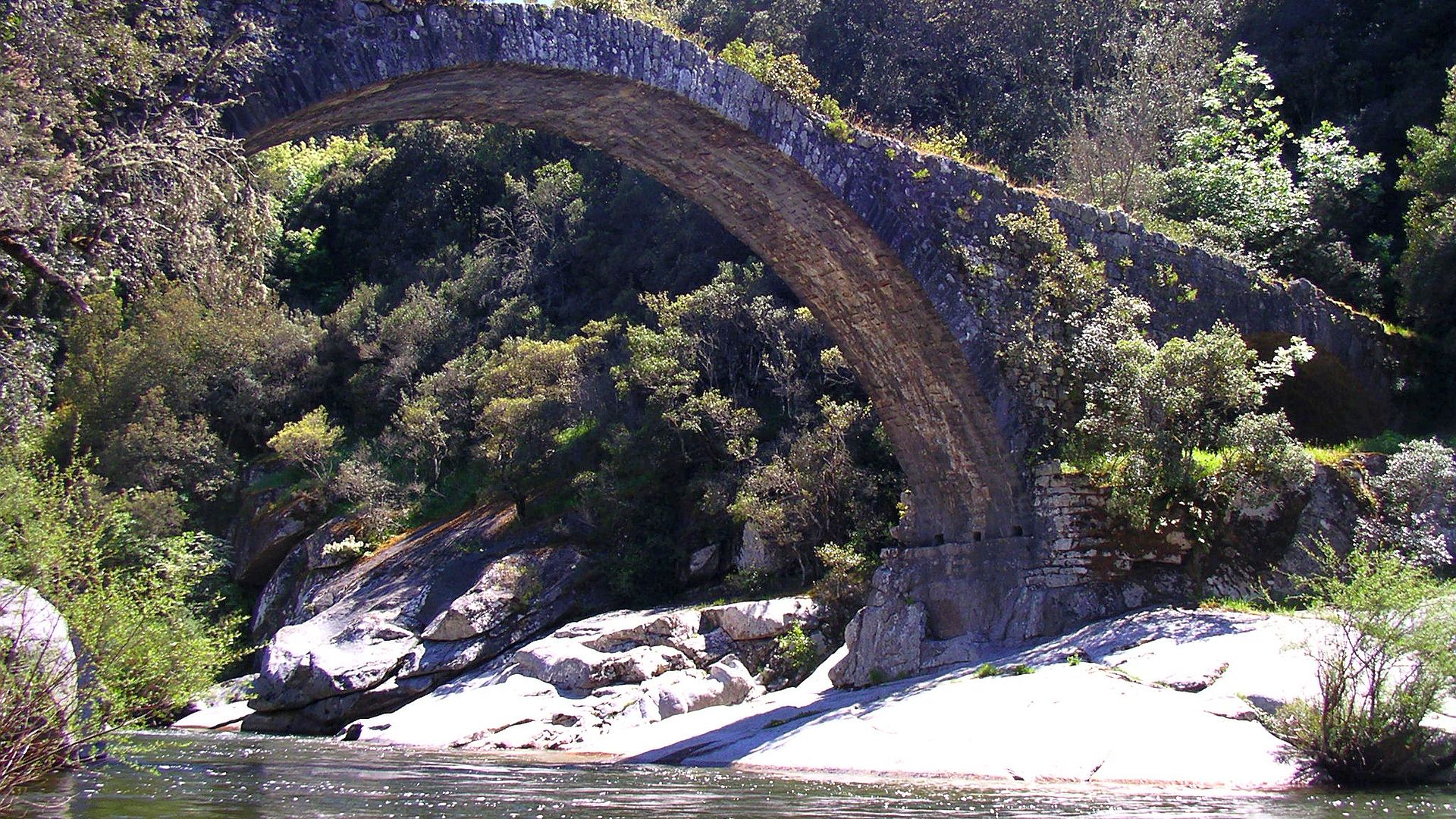 Kajak, Fluss Taravo, Abschnitt Brücke N2196 - Pont de Calzola (DKV 4. Etappe) die alte Genueserbrücke 