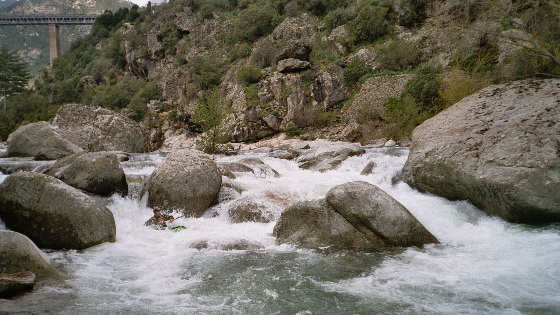 Kajak, Fluss Vecchio, Abschnitt Pont du Vecchio - Noceta (Mittlerer Vecchio) erste schwerere Stellen nach Einstieg 🛶 Horst K.