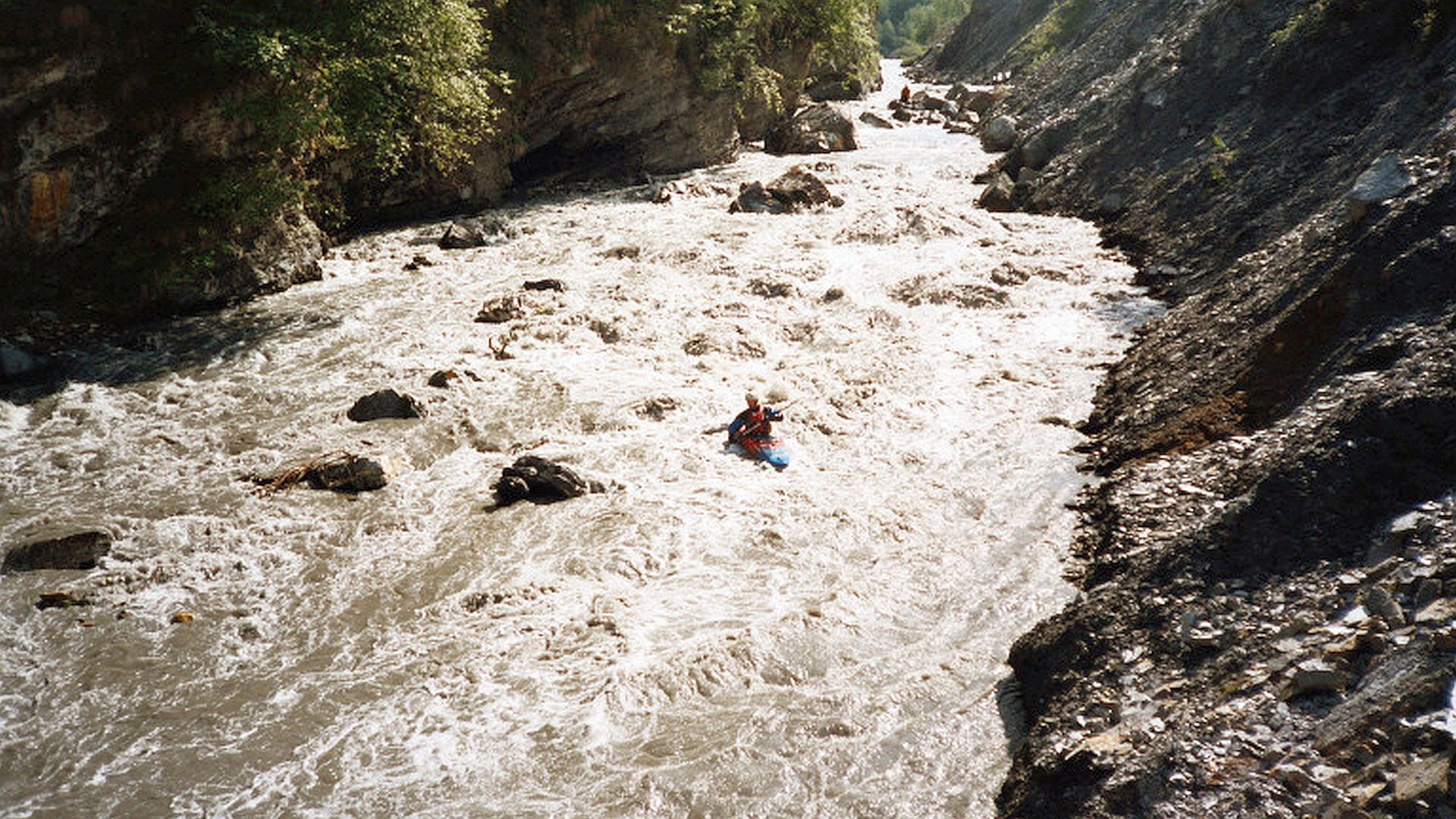 Kajak, Fluss Glenner, Abschnitt Uors - Illanz dunkel bei mehr Wasser 