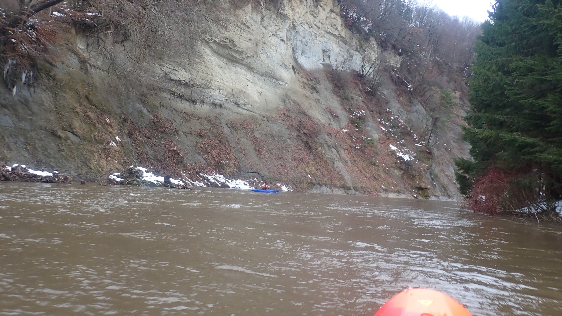 Kajak, Fluss Vöckla, Abschnitt Timelkam - Wankham markante Felswand im Mittelteil 