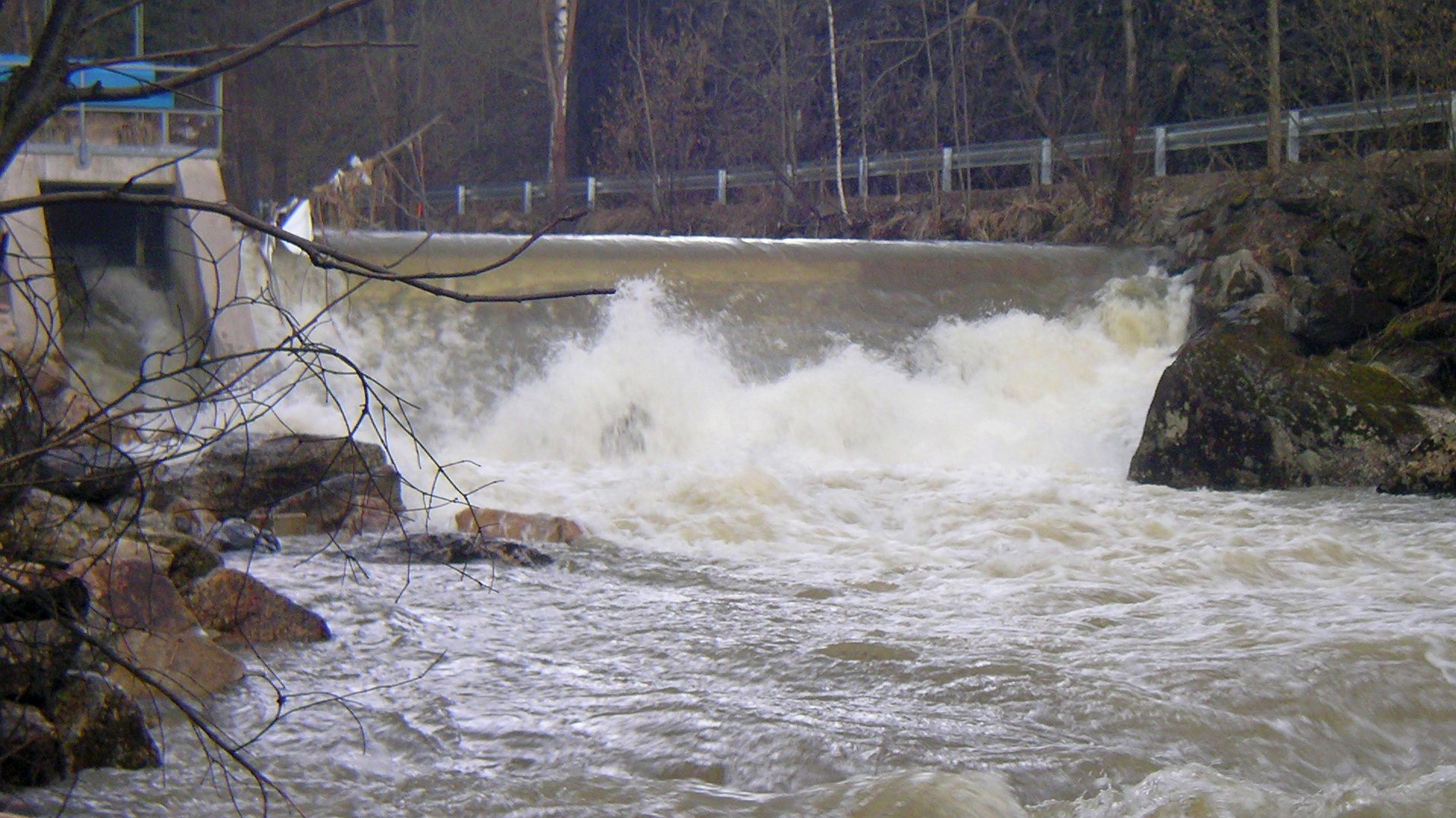© Peter F. 4.4.06 Kajak, Fluss Feldaist, Abschnitt Selker - Pregarten (Obere Feldaist) Wehr zum Umtragen