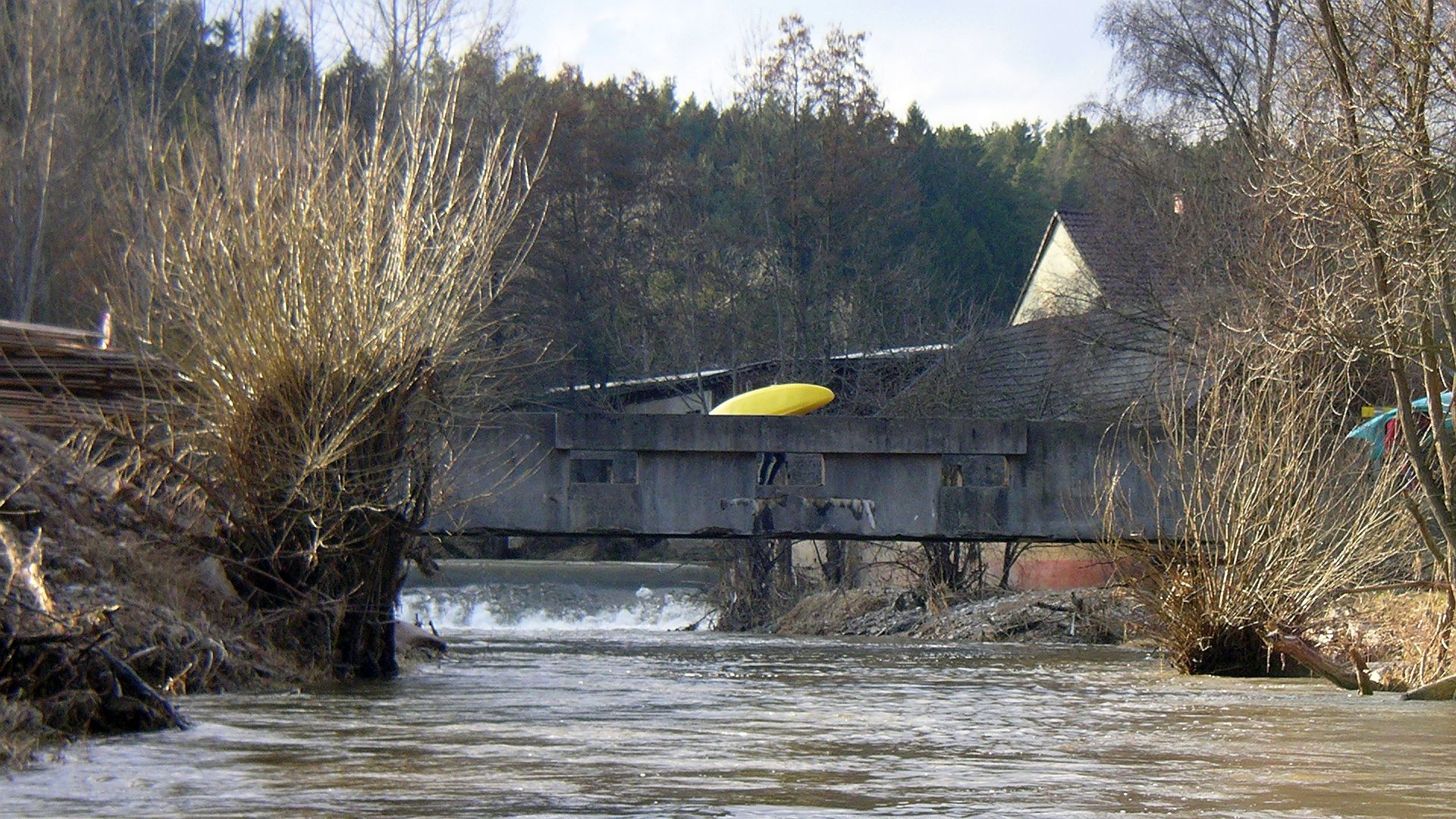 © Peter F. 4.4.06 Kajak, Fluss Feldaist, Abschnitt Selker - Pregarten (Obere Feldaist) weitere Wehre