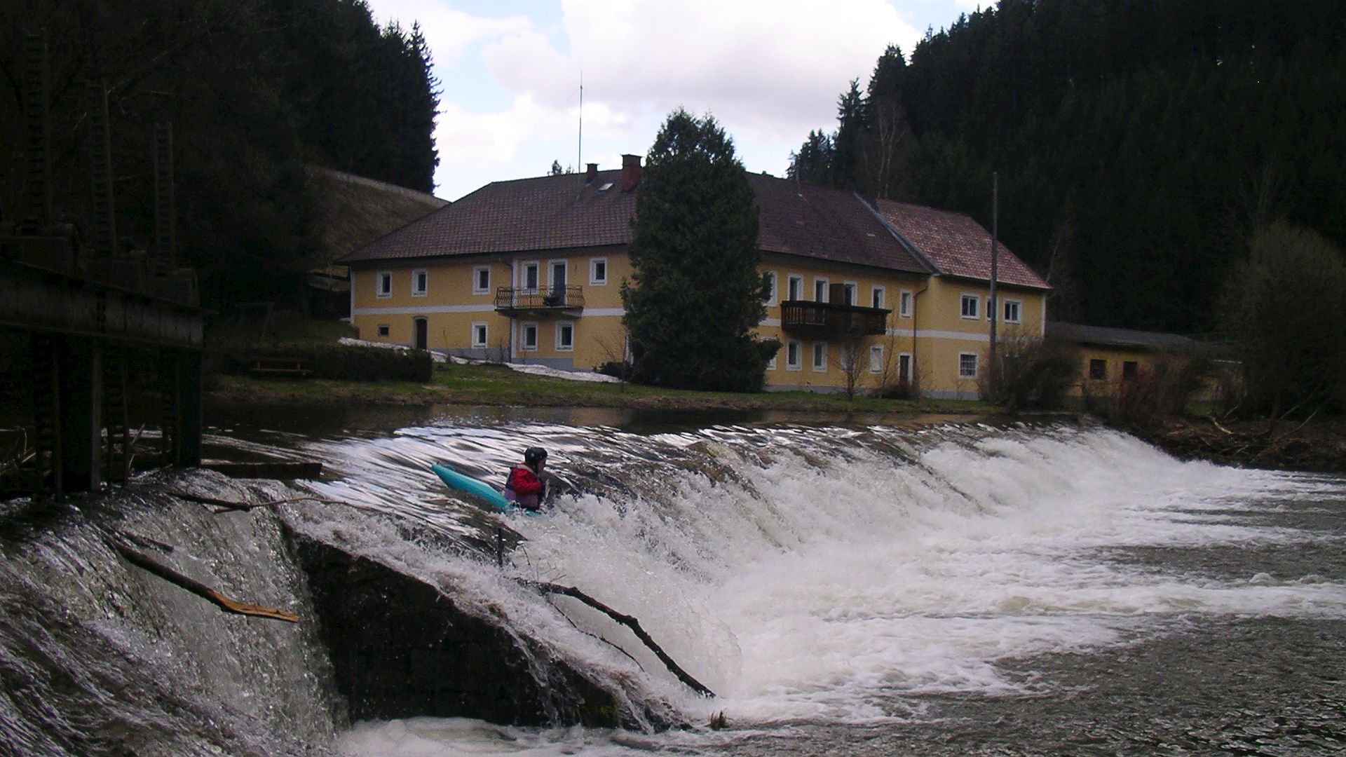 Kajak, Fluss Große Mühl, Abschnitt Neufelden - Donaumündung (Unterlauf) Wehr beim Einstieg 🛶 Werner R.