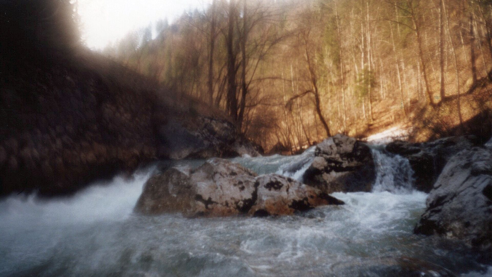 © Peter F. 21.3.02 Kajak, Fluss Laussabach, Abschnitt Unterlaussa - Kraftwerk Beginn der WW III - IV Strecke