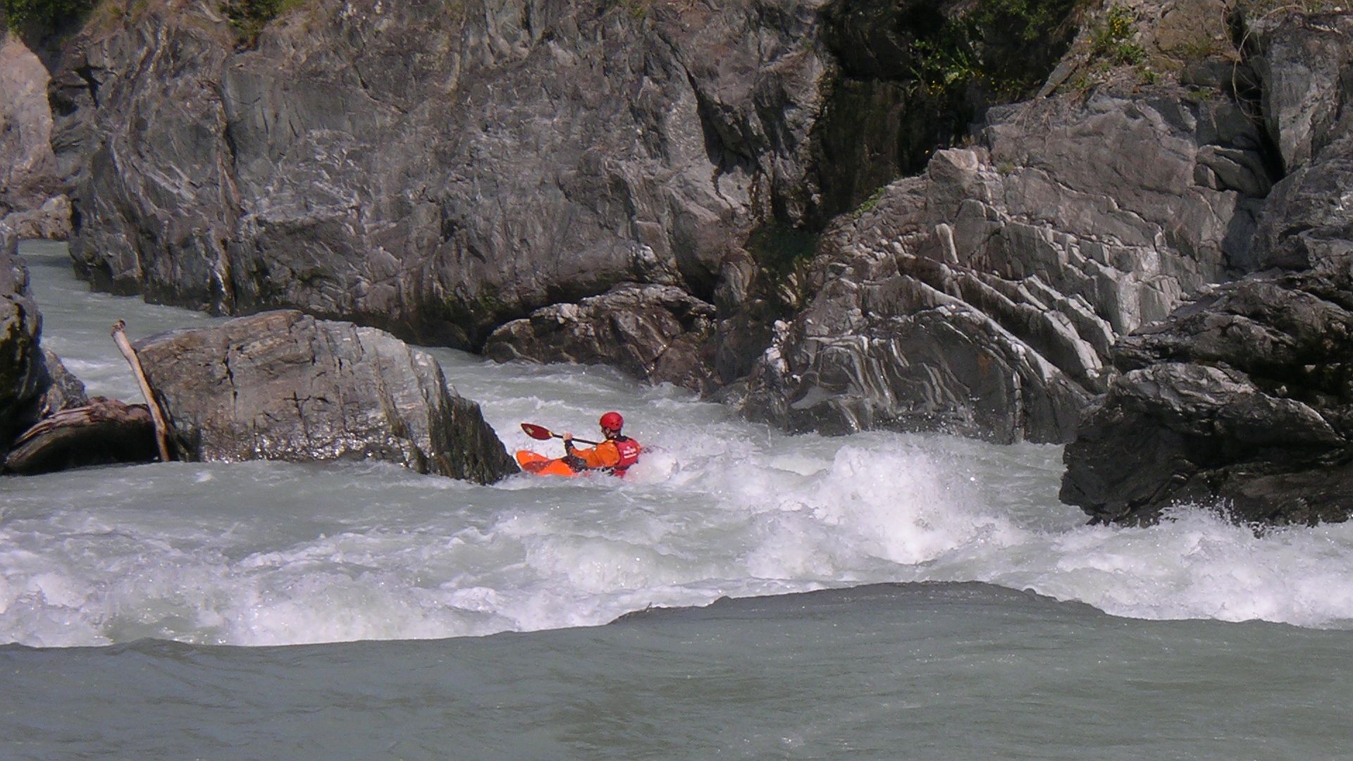 Kajak, Fluss Inn, Abschnitt Fließ - Landeck (Landecker Schlucht) wuchtiger Abfall 🛶 Hans N.