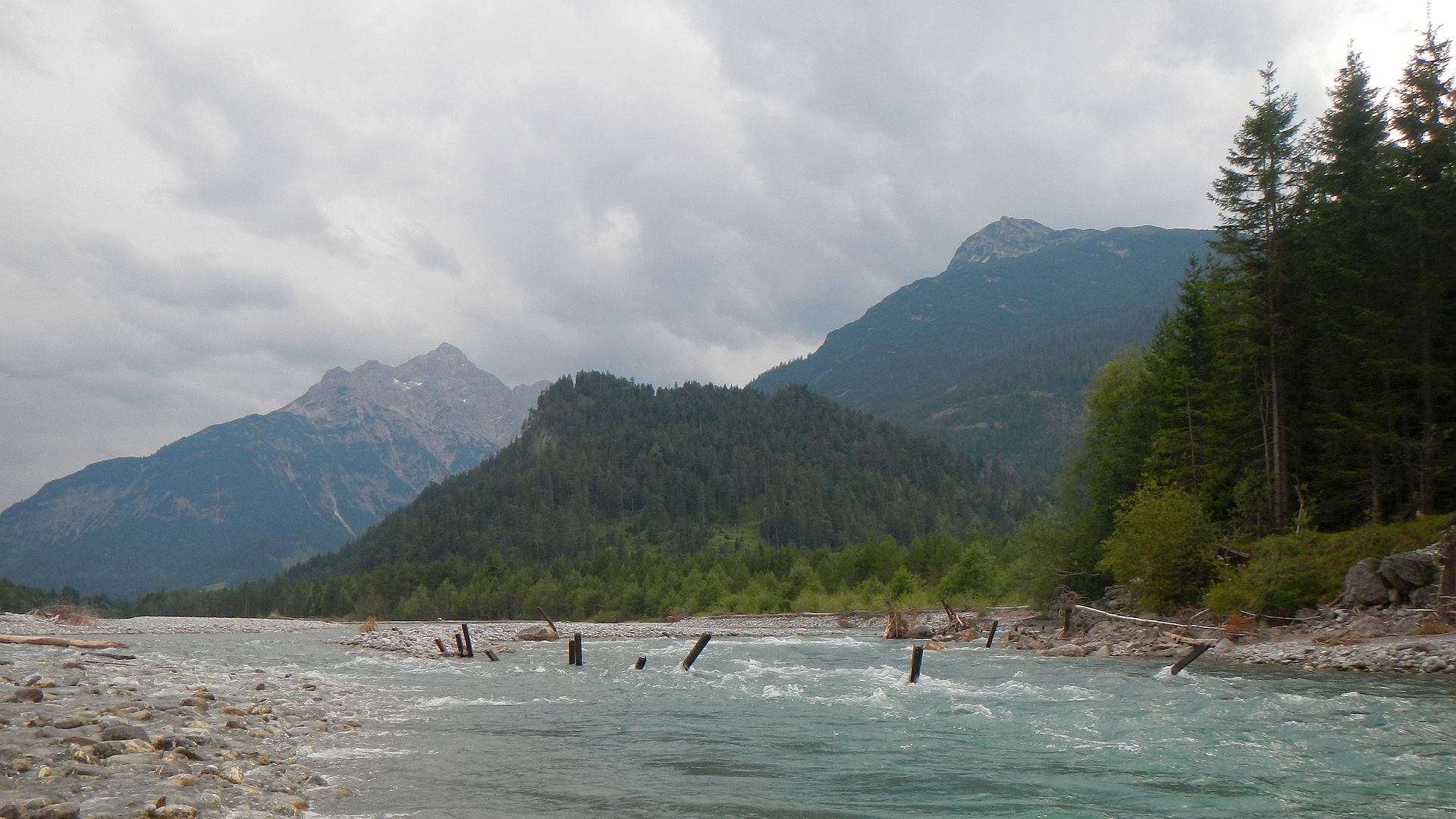 Kajak, Fluss Lech, Abschnitt Stanzach - Weissenbach Eisenpfähle 1km unterhalb Stanzach 