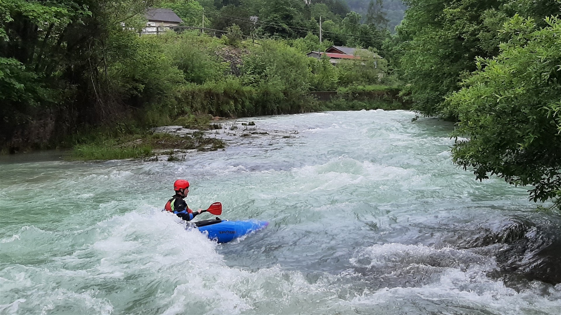 Kajak, Fluss Alm, Abschnitt Jagersimmerl - Grünau Schwall bei Mündung Hinterer Rinnbach 