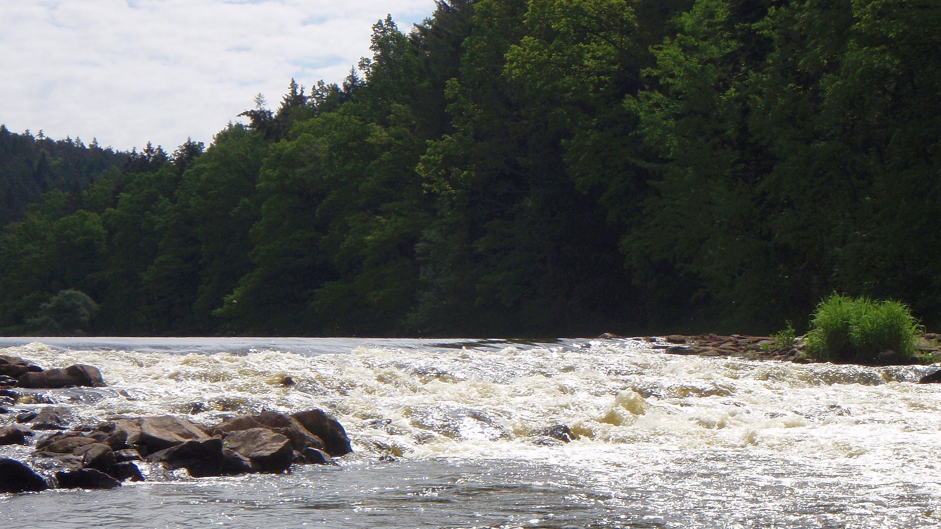 Kajak, Fluss Lužnice (Lainsitz), Abschnitt Tábor - Bechyně (Unterlauf) Wehr kurz nach dem Einstieg 
