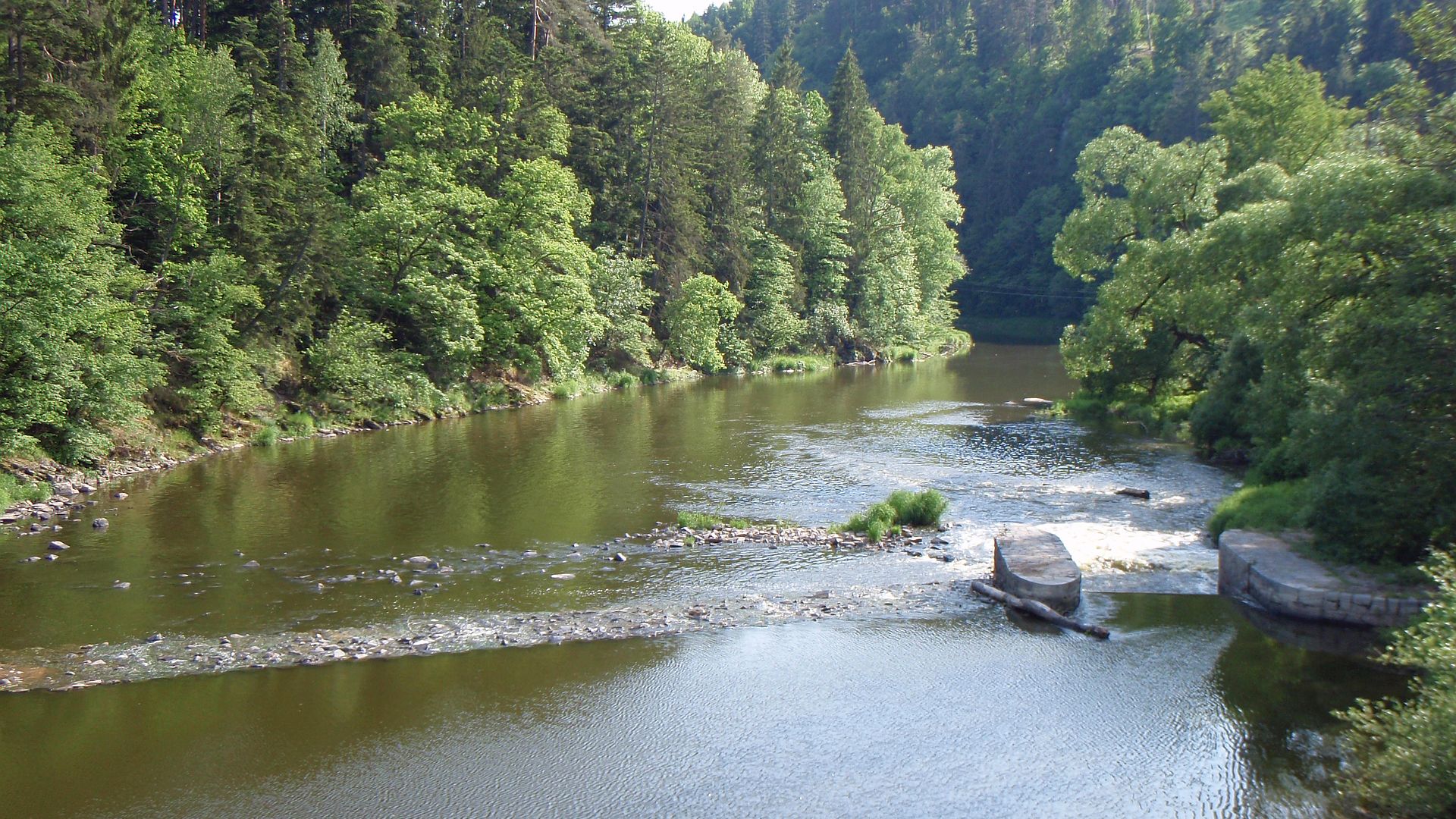 Kajak, Fluss Lužnice (Lainsitz), Abschnitt Tábor - Bechyně (Unterlauf) Wehr nach der Kettenbrücke in Dobronice 