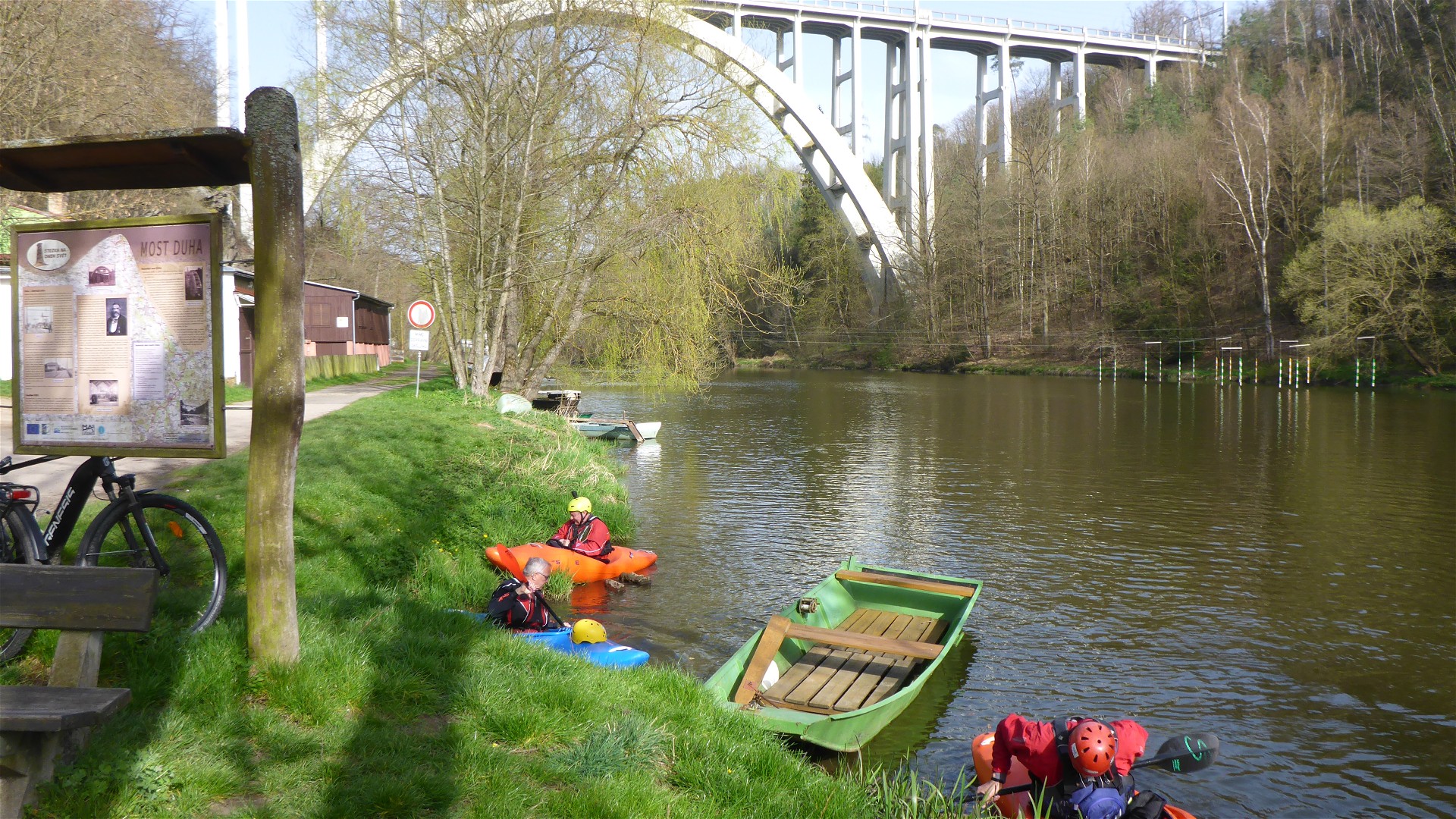 Kajak, Fluss Lužnice (Lainsitz), Abschnitt Tábor - Bechyně (Unterlauf) Ausstieg nach der Brücke Most Duha 