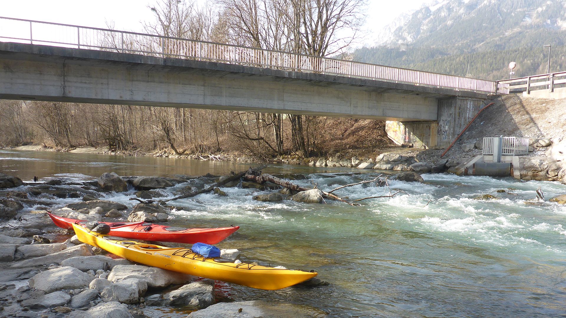 Kajak, Fluss Enns, Abschnitt Schladming - Gesäuseeingang (Wanderstrecke) steinige Durchfahrt Brücke Haus - Weißenbach 