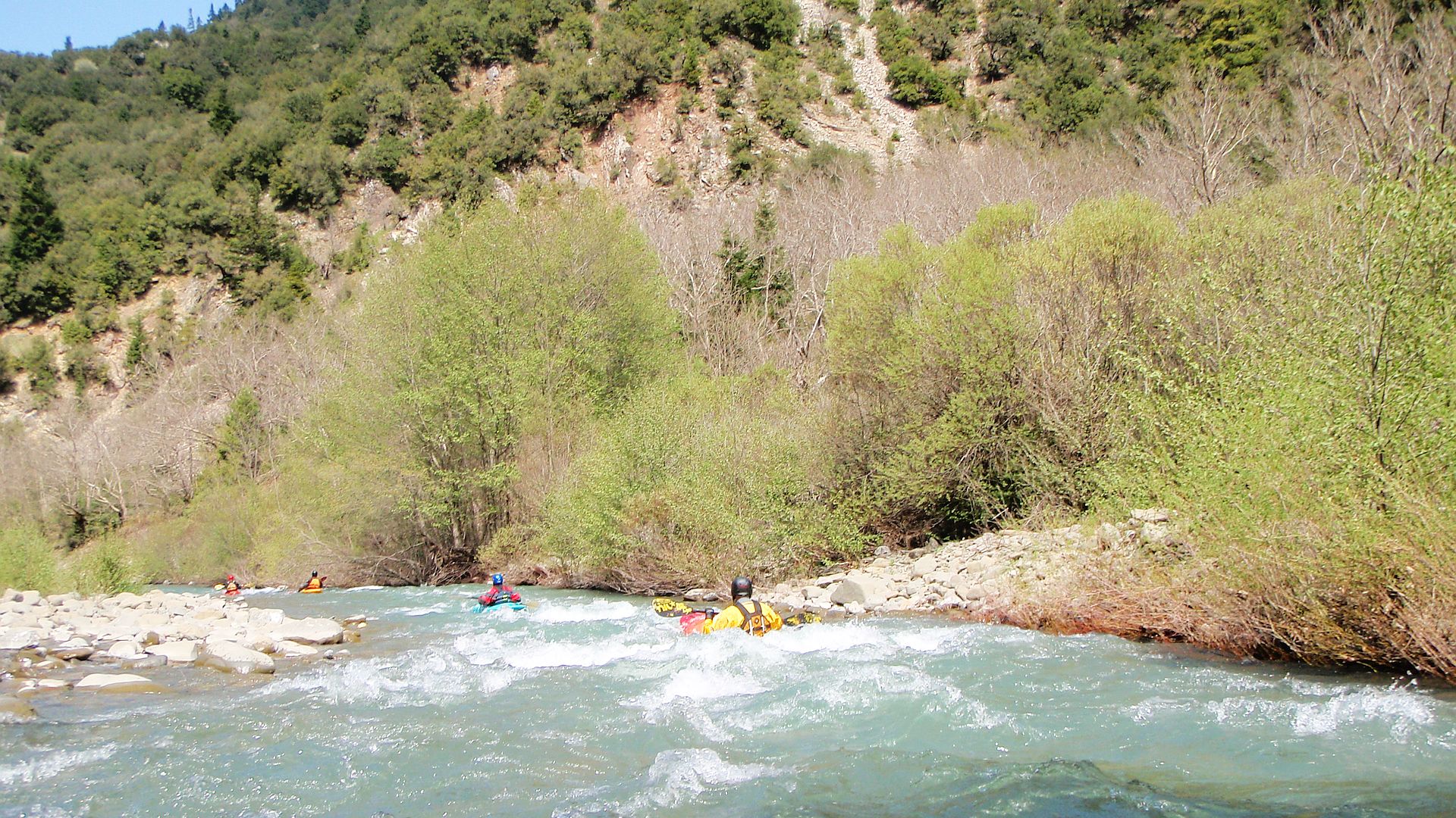 Kajak, Fluss Krikellopotamos, Abschnitt Krikello - Dermati zu Beginn im Kiesbett 🛶 LFC