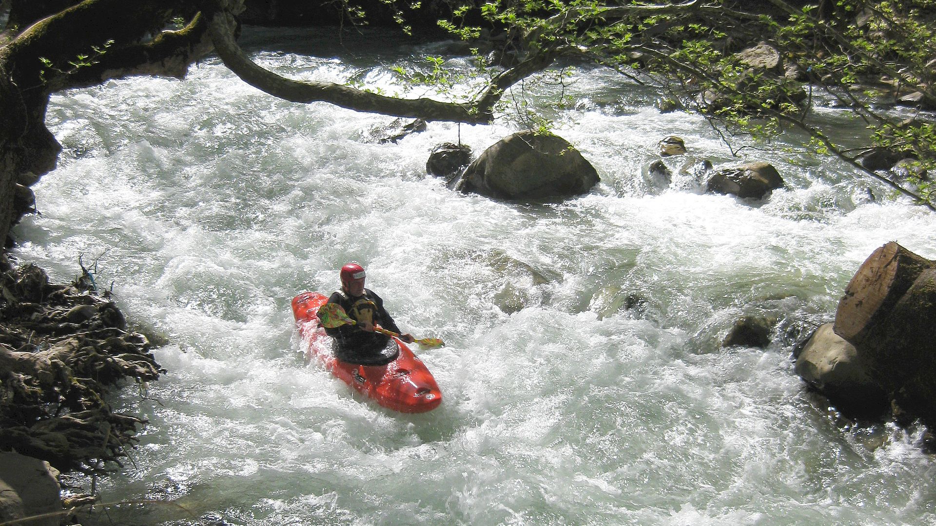Kajak, Fluss Karpenisiotis, Abschnitt Karitsa - Dermati (Unterlauf Schlangenweg) flotter Bach 🛶 Peter F.
