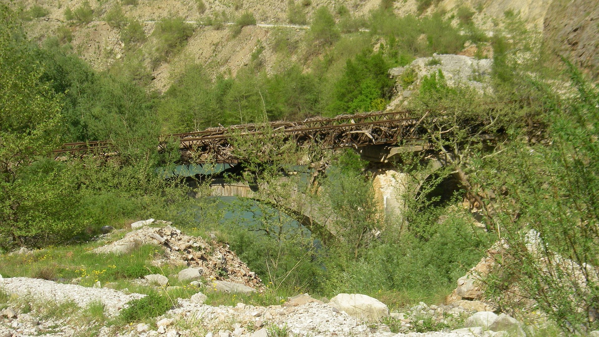 Kajak, Fluss Kamnetikos, Abschnitt Pirra - Armatoliko verfallene Brücke beim Ausstieg 