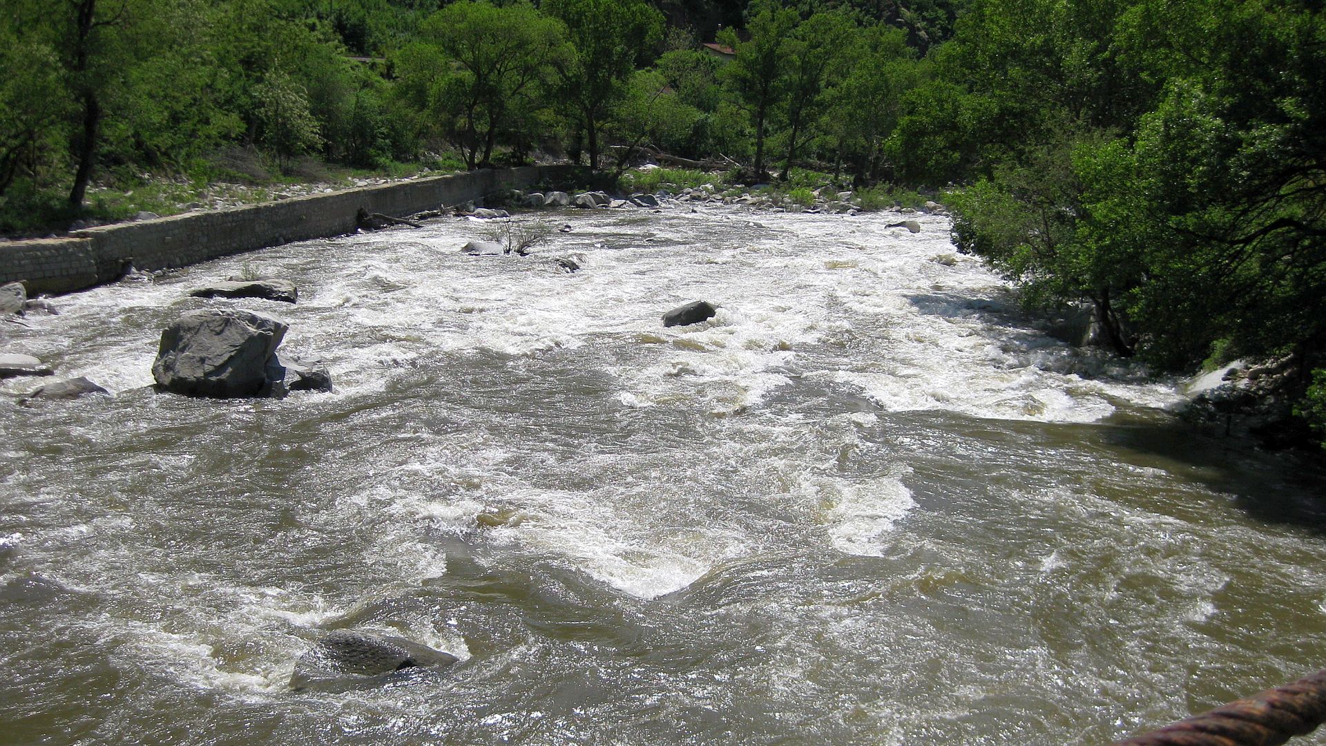 Kajak, Fluss Struma, Abschnitt Pernik - Brücke Richtung Stara Kresna im Bereichen mit Ufermauern besser besichtigen 