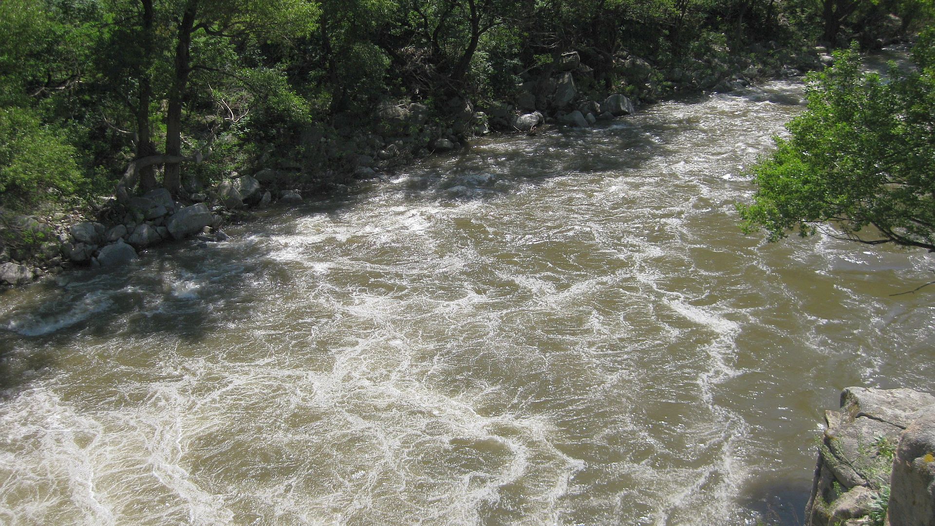 Kajak, Fluss Struma, Abschnitt Pernik - Brücke Richtung Stara Kresna flotte Schwallstrecke 